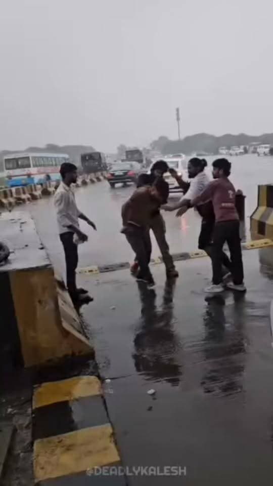 टोल टैक्स कर्मियों की गुंडागर्दी...