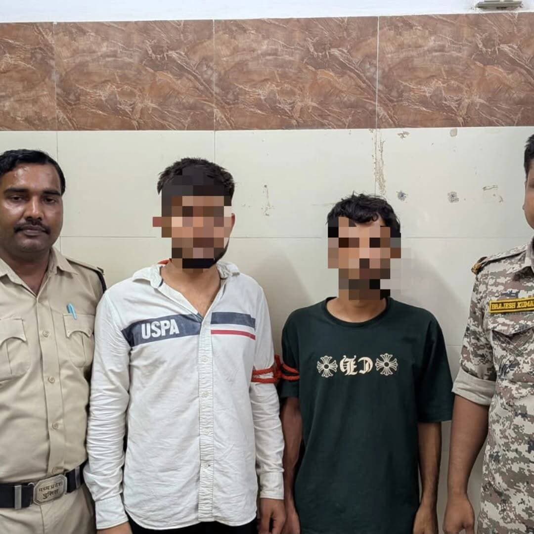 मुरैना पुलिस की बड़ी कार्रवाई: फायरिंग मामले के दो आरोपी गिरफ्तार
मुरैना, 25 अगस्त 2026। थाना कोतवाली पुलिस ने फायरिंग एवं गैर इरादतन हत्या के प्रयास के मामले में बड़ी कार्रवाई करते हुए दो वांछित आरोपियों को गिरफ्तार किया है। पुलिस ने आरोपियों के कब्जे से घटना में प्रयुक्त 315 बोर का अवैध कट्टा और एक जिंदा राउंड भी बरामद किया है।
पुलिस द्वारा मामले में आगे की वैधानिक कार्रवाई की जा रही है।