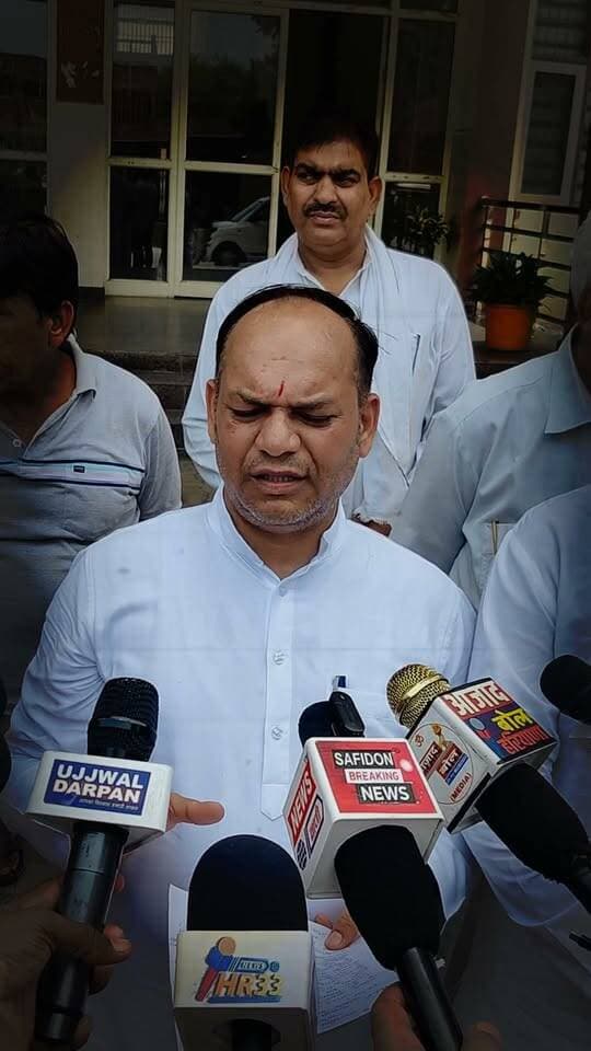 सफीदों कन्या स्कूल में शौचालय को लेकर सौंपा ज्ञापन