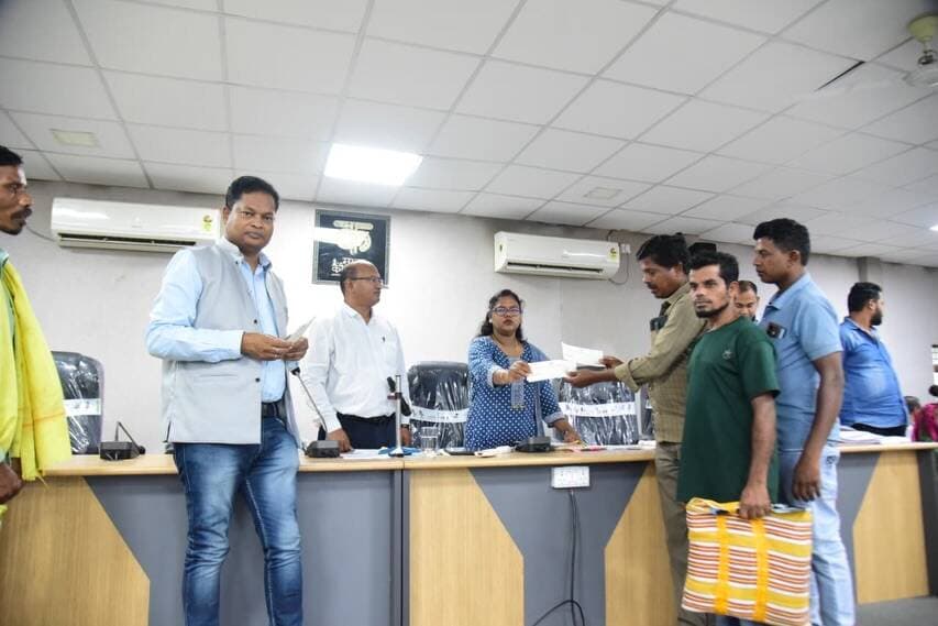 जनदर्शन में प्राप्त आवेदनों पर जिला प्रशासन द्वारा त्वरित कार्रवाई करते हुए ग्राम जोड़ेगा एवं पोहमार के 6 किसानों को भूमि अधिग्रहण के एवज में कुल 10 लाख 39 हजार 829 की मुआवजा राशि का भुगतान किया गया।
ग्राम जोड़ेगा एवं पोहमार मार्ग पर बास्ता नाला में पहुंच मार्ग एवं पुल निर्माण के लिए अधिग्रहित भूमि के बदले पात्र किसानों को मुआवजा राशि के चेक प्रदान किए गए।
कलेक्टर श्रीमती नूपुर राशि पन्ना के निर्देश पर संबंधित विभाग एवं राजस्व अमले द्वारा प्रकरणों का परीक्षण कर आवश्यक प्रक्रिया पूरी की गई, जिसके बाद किसानों को उनकी अधिग्रहित भूमि का मुआवजा प्रदान किया गया।
जनदर्शन में आवेदन, प्रशासन की त्वरित कार्रवाई और किसानों को मिला उनका हक।
#Kondagaon #Jandarshan #Farmers #LandAcquisition #SushasanSarkar Chhattisgarh