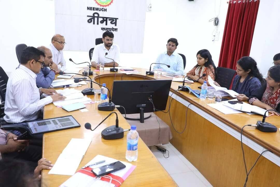 टीएल बैठक में कलेक्टर ने अधिकारियों को दिए समय-सीमा में प्रकरणों के निराकरण के निर्देश
सीएम हेल्पलाइन की शिकायतों के निराकरण में लापरवाही नहीं की जाएगी बर्दाश्त- कलेक्टर
नीमच, 25 अगस्त 2026। कलेक्टर श्री हिमांशु चंद्रा की अध्यक्षता में कलेक्ट्रेट सभागार में समय-सीमा पत्रों की समीक्षा बैठक आयोजित हुई। बैठक में कलेक्टर ने सीएम हेल्पलाइन, मुख्यमंत्री जनविश्वास अभियान, मुख्यमंत्री जनकल्याण शिविर सहित विभिन्न विभागों के लंबित प्रकरणों की समीक्षा करते हुए अधिकारियों को निम्नानुसार निर्देश दिए- सीएम हेल्पलाइन की शिकायतों का शत-प्रतिशत एवं समयबद्ध निराकरण सुनिश्चित किया जाए। प्रत्येक विभाग प्रतिदिन सीएम हेल्पलाइन की शिकायतों की समीक्षा कर लंबित प्रकरणों का निराकरण करे।
◾फोर्स क्लोजर से पहले हितग्राही से चर्चा अनिवार्य: किसी भी शिकायत को फोर्स क्लोजर के लिए भेजने से पहले संबंधित विभाग के एल-1 अथवा उससे ऊपर के स्तर के अधिकारी द्वारा हितग्राही से कम से कम एक बार अनिवार्य रूप से बात की जाए। हितग्राही से चर्चा एवं शिकायत के निराकरण की स्थिति सुनिश्चित करने के बाद ही प्रकरण फोर्स क्लोजर के लिए भेजा जाए।
◾सीएम हेल्पलाइन की रैंकिंग में सुधार: खराब रैंकिंग वाले विभाग लक्ष्य निर्धारित कर अपनी रैंकिंग में सुधार करें तथा टॉप-20 में स्थान प्राप्त करने के लिए प्रभावी कार्रवाई सुनिश्चित करें।
◾मुख्यमंत्री जनविश्वास अभियान के शिविरों में प्राप्त शिकायतों का निराकरण: शिविरों में प्राप्त शिकायतों का अनिवार्य रूप से सात दिवस के भीतर निराकरण सुनिश्चित किया जाए।
◾फॉर्मर रजिस्ट्री में अधिक से अधिक किसानों का पंजीयन: संबंधित अधिकारी किसानों को फॉर्मर रजिस्ट्री से जोड़ने के लिए आवश्यक कार्रवाई करें और पंजीयन की प्रगति बढ़ाएं।
◾विद्यालयों में मूलभूत सुविधाओं की जांच: जिला शिक्षा अधिकारी एवं डीपीसी जिले के सभी विद्यालयों में इन्फ्रास्ट्रक्चर, पेयजल, शौचालय सहित अन्य आवश्यक व्यवस्थाओं की जांच कर रिपोर्ट प्रस्तुत करें।
◾जनसुनवाई की शिकायतों की नियमित समीक्षा: एडीएम जनसुनवाई में प्राप्त एवं लंबित शिकायतों की समीक्षा करें। समय पर निराकरण नहीं करने वाले अधिकारियों के साथ बैठक कर लंबित प्रकरणों के निराकरण की कार्रवाई सुनिश्चित करें।
◾निर्देशों का पालन नहीं करने पर कार्रवाई: समय-सीमा में शिकायतों का निराकरण नहीं करने एवं वरिष्ठ अधिकारियों के निर्देशों का पालन नहीं करने वाले अधिकारियों को नोटिस जारी किए जाएं।
मुख्यमंत्री जनकल्याण शिविर के लंबित आवेदनों का निराकरण: शिविर के तहत प्राप्त कुल 336 आवेदनों में से 76 के निराकरण तथा 261 आवेदन लंबित रहने पर कलेक्टर ने नाराजगी व्यक्त की। उन्होंने सभी लंबित आवेदनों का विभागवार समयबद्ध निराकरण सुनिश्चित करने के निर्देश दिए।
◾गुणवत्तापूर्ण निराकरण की निगरानी: कलेक्टर ने सीईओ जिला पंचायत को शिकायतों के निराकरण की नियमित निगरानी करने तथा यह सुनिश्चित करने के निर्देश दिए कि आवेदनों का निराकरण गुणवत्तापूर्ण एवं सही तरीके से हो।
बैठक में सीईओ जिला पंचायत श्री अमन वैष्णव, एडीएम श्री बी.एस. कलेश, एसडीएम जावद श्री संजीव साहू, एसडीएम मनासा सुश्री किरण आंजना, डिप्टी कलेक्टर श्रीमती मयूरी जोक, श्रीमती श्रुति भयडीया, श्री चंद्र सिंह धार्वे सहित सभी विभागों के अधिकारी उपस्थित रहे।
CM Madhya Pradesh
Jansampark Madhya Pradesh
#TL
#Neemuch
#नीमच