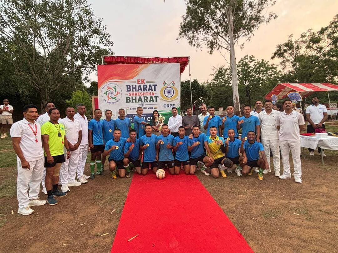 एक भारत श्रेष्ठ भारत के तहत आरटीसी नीमच में मैत्री फुटबॉल मैच आयोजित
आरटीसी नीमच की टीम ने 2-0 से हासिल की जीत
नीमच, 25 अगस्त 2026। भारत सरकार के फ्लैगशिप कार्यक्रम ‘एक भारत श्रेष्ठ भारत’ के अंतर्गत आरटीसी नीमच, केंद्रीय रिजर्व पुलिस बल (सीआरपीएफ) द्वारा 24 अगस्त को ए यूनियन क्लब, नीमच एवं आरटीसी नीमच की टीम के मध्य मैत्री फुटबॉल मैच आयोजित किया गया।
मैच का शुभारंभ आरटीसी नीमच के प्राचार्य श्री प्रमोद कुमार सिंह एवं श्री छोटन ठाकुर की उपस्थिति में हुआ। रोमांचक एवं कड़े मुकाबले में आरटीसी नीमच की टीम ने 2-0 से जीत दर्ज की।
पुरस्कार वितरण के दौरान उपविजेता टीम को मेडल एवं ट्रॉफी नगर पालिका नीमच की अध्यक्ष श्रीमती स्वाति गौरव चौपड़ा द्वारा प्रदान की गई। वहीं विजेता टीम को ट्रॉफी एवं मेडल आरटीसी नीमच के प्राचार्य श्री प्रमोद कुमार सिंह द्वारा प्रदान किए गए।
कार्यक्रम में कमांडेंट श्री कुलदीप यादव, उप कमांडेंट श्री बिजेंद्र कुमार दास, सहायक कमांडेंट श्री कमल कुमार आचार्य सहित अन्य अधिकारी एवं जवान उपस्थित रहे।
Jansampark Madhya Pradesh
Department of Sports & Youth Welfare, Madhya Pradesh
#Neemuch
#नीमच