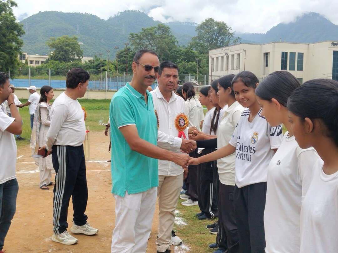 होली ऐंजिल स्कूल ने जीता क्रिकेट प्रतियोगिता का उद्घाटन मैच
राष्ट्रीय खेल दिवस पर तीन दिवसीय प्रतियोगिता का शुभारंभ’’
श्रीनगर। राष्ट्रीय खेल दिवस के अवसर पर स्व. पंडित जगराम गौड़ की स्मृति में आयोजित तीन दिवसीय बालिका क्रिकेट प्रतियोगिता का मंगलवार को चैरास स्थित गढ़वाल विश्वविद्यालय के खेल मैदान में शुभारंभ हुआ। प्रतियोगिता के उद्घाटन मैच में होली ऐंजिल स्कूल देवली ने आरसी मैमोरियल स्कूल को 20 रन से हराकर शानदार जीत दर्ज की। प्रतियोगिता का शुभारंभ वरिष्ठ रंगकर्मी विमल प्रसाद बहुगुणा, रोटरी क्लब अलकनंदा वैली के अध्यक्ष धनेश उनियाल, सचिव अजय प्रकाश जोशी, प्रदीप मल्ल, राबाइंका मलेथा की पूर्व प्रधानाचार्य बीना मेहरा और उम्मेद सिंह मेहरा ने संयुक्त रूप से किया। मौके पर रोटरी क्लब अलकनंदा वैली के अध्यक्ष धनेश उनियाल ने कहा कि बालिकाओं में खेल प्रतिभाओं की कोई कमी नहीं है। आवश्यकता उन्हें बेहतर मंच, प्रशिक्षण और सुविधाएं उपलब्ध कराने की है। कहा कि प्राथमिक बालिका वर्ग क्रिकेट प्रतियोगिता एवं महिला क्रिकेट प्रतियोगिता के संस्थापक देवेंद्र गौड़ के ओर से विगत 9 वर्षों से आयोजित की जा रही प्रतियोगिताओं से बालिकाओं में आत्मविश्वास बढ़ाने के साथ ही उन्हें खेल के क्षेत्र में आगे बढ़ने के लिए प्रेरित किया है। कहा कि खेलों के माध्यम से बेटियां राज्य और राष्ट्रीय स्तर पर क्षेत्र का नाम रोशन कर सकती हैं। आयोजक देवेंद्र गौड़ ने बताया कि प्रतियोगिता के माध्यम से बालिका खिलाड़ियों को अपनी प्रतिभा प्रदर्शित करने का अवसर दिया जा रहा है। प्रतियोगिता में विभिन्न विद्यालयों की बालिका क्रिकेट टीमें प्रतिभाग कर रही हैं। मैचों के दौरान खिलाड़ियों ने उत्साह और खेल भावना का परिचय दिया। इस मौके पर मंगत मठियाल, कुलदीप कुमार, उपासना भट्ट, दीपा भट्ट सहित आदि मौजूद थे।