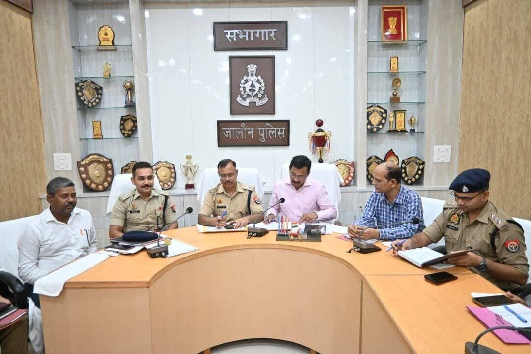 पुलिस अधीक्षक जनपद जालौन द्वारा पुलिस लाइन उरई सभागार कक्ष में अपर जिलाधिकारी जालौन, अपर पुलिस अधीक्षक जालौन, अभियोजन अधिकारीगण, उपजिलाधिकारी, क्षेत्राधिकारी के साथ अभियोजन/कानून व्यवस्था/आगामी त्यौहारों के संबन्ध में समीक्षा गोष्ठी की गयी । जिसमें अवगत कराया गया कि विभिन्न न्यायालयों में चल रहे आपराधिक वादों (गैंगस्टर एक्ट/महिला अपराधों) में प्रभावी पैरवी करते हुए अपराधियों को सजा दिलाने व लंबित मामलों के निस्तारण, गम्भीर अपराधों की समयबद्ध विवेचना के साथ आईजीआरएस, जनसुनवाई एवं थाना समाधान दिवस में प्राप्त शिकायतों को सर्वोच्च प्राथमिकता के आधार पर निस्तारण किये/कराये जाने एवं आगामी बारावफात, रक्षाबन्धन, जन्माष्टमी पर्व को शांतिपूर्ण, सुरक्षित एवं सौहार्दपूर्ण वातावरण में संपन्न कराने जाने के संबन्ध में आवश्यक दिशा-निर्देश दिये गये ।