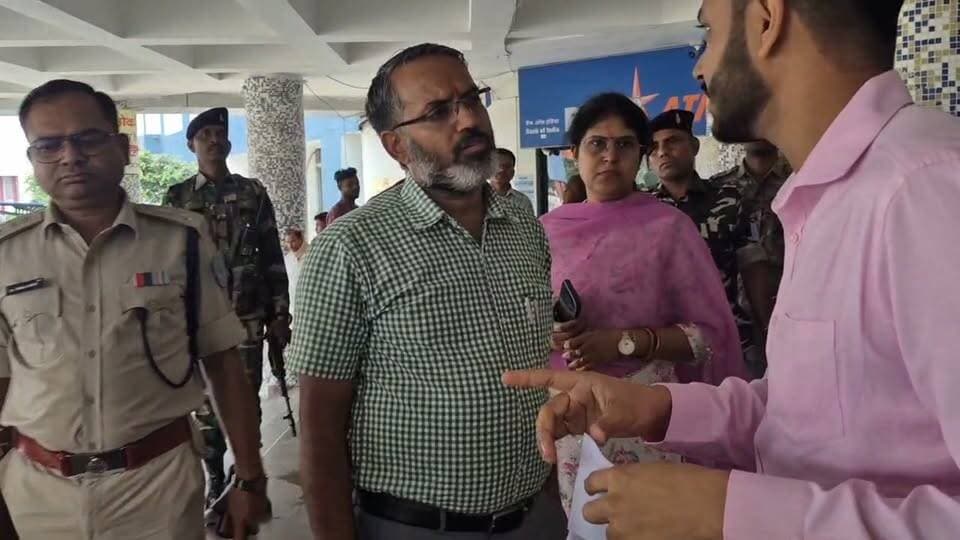 गिरिडीह समाहरणालय परिसर में एक बुजुर्ग महिला की पेंशन संबंधी समस्या को उपायुक्त रामनिवास यादव ने गंभीरता से लेते हुए त्वरित कार्रवाई के निर्देश दिए।
कमला देवी ने उपायुक्त से मुलाकात कर बताया कि उन्हें अब तक सामाजिक सुरक्षा पेंशन योजना का लाभ नहीं मिल रहा है। उनकी बात सुनने के बाद उपायुक्त ने सामाजिक सुरक्षा विभाग के सहायक निदेशक को निर्देश दिया कि पात्रता के अनुसार सात दिनों के भीतर पेंशन का लाभ उपलब्ध कराया जाए।
इसके साथ ही उपायुक्त ने यह भी निर्देश दिया कि यदि महिला की कोई पेंशन राशि लंबित है तो उसका नियमानुसार शीघ्र भुगतान सुनिश्चित किया जाए।
#Giridih #GiridihNews #DCGiridih #RamniwasYadav #SocialSecurityPension #PensionYojana #JharkhandNews #Samaharnalaya #KamlaDevi #PNA_News_India