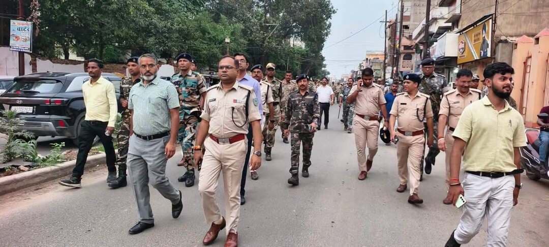 गिरिडीह में ईद-ए-मिलाद को लेकर हाई अलर्ट, पुलिस ने निकाला फ्लैग मार्च
गिरिडीह में ईद-ए-मिलाद को लेकर पुलिस-प्रशासन पूरी तरह अलर्ट मोड में रहा। पुलिस केंद्र में मॉक ड्रिल के बाद बड़ा चौक से फ्लैग मार्च निकाला गया, जो मुस्लिम बाजार, शिव मोहल्ला, कालीबाड़ी चौक, टावर चौक, भंडारीडीह समेत शहर के विभिन्न इलाकों से गुजरा।
फ्लैग मार्च में डीसी राम निवास यादव, एसपी डॉ. विमल कुमार, एसडीएम, डीएसपी, थाना प्रभारी, रैपिड एक्शन फोर्स (RAF) के जवानों सहित बड़ी संख्या में पुलिस बल शामिल रहा।
पुलिस-प्रशासन ने लोगों से शांति, सौहार्द और भाईचारा बनाए रखने की अपील की। वहीं असामाजिक तत्वों और कानून-व्यवस्था बिगाड़ने की कोशिश करने वालों पर कड़ी नजर रखने का संदेश दिया गया।
📍 गिरिडीह | ईद-ए-मिलाद | फ्लैग मार्च | पुलिस-प्रशासन अलर्ट
#Giridih #EidEMilad #EidMilad #FlagMarch #GiridihPolice #GiridihNews #JharkhandNews #PoliceAlert #RapidActionForce #ईदएमिलाद #गिरिडीह #फ्लैगमार्च #झारखंडन्यूज #PNAnews