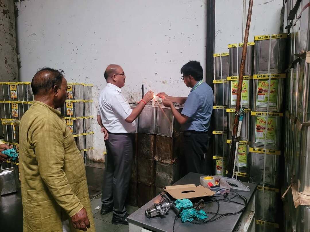 👉#रक्षाबंधन से पहले खाद्य विभाग की बड़ी कार्रवाई, 5 नमूने जांच को भेजे
गंदगी में तैयार हो रही थी मिठाई और लौंज, 1200 लीटर तेल समेत 43 किलो लौंज मौके पर नष्ट
शाहजहांपुर। रक्षाबंधन पर्व के मद्देनजर आमजन को गुणवत्तापूर्ण खाद्य एवं पेय पदार्थ उपलब्ध कराने के लिए खाद्य सुरक्षा एवं औषधि प्रशासन की टीमों ने जिले में निरीक्षण और प्रवर्तन कार्रवाई की। जिलाधिकारी के निर्देश पर मुख्य खाद्य सुरक्षा अधिकारी सुभाष तिवारी के नेतृत्व में विभिन्न प्रतिष्ठानों की जांच की गई। इस दौरान खाद्य पदार्थों के पांच नमूने जांच के लिए राजकीय खाद्य प्रयोगशाला भेजे गए।खाद्य सचल दल ने जमालपुर स्थित संजीव कुमार गुप्ता ऑयल मर्चेंट से कच्ची घानी मस्टर्ड ऑयल का नमूना लिया। प्रतिष्ठान पर रखे रिफाइंड सोयाबीन ऑयल, रिफाइंड राइस ब्रान ऑयल और मस्टर्ड ऑयल के पैकेटों पर उपभोक्ताओं की जानकारी सही ढंग से अंकित नहीं थी। इस पर निर्माता को नए रैपर लगवाने के निर्देश दिए गए। इसी प्रतिष्ठान से मोहम्मदी, लखीमपुर खीरी के लिए भेजे जा रहे 80 टिन राइस ब्रान ऑयल का भी नमूना लिया गया। तेल गंदे, जंग लगे और पुराने टैंकर में ले जाया जा रहा था। इसके चलते करीब 1200 लीटर तेल, जिसकी अनुमानित कीमत 1.56 लाख रुपये है, जांच रिपोर्ट आने तक सीज कर दिया गया।जलालाबाद-कलान रोड, सहबगंजपुर स्थित अनिल लौंज विक्रेता के कारखाने पर छापेमारी कर लौंज का नमूना लिया गया। यहां अस्वच्छ दशा में रखे छह ट्रे में करीब 18 किलो लौंज, जिसकी कीमत 2700 रुपये थी, मौके पर ही नष्ट कराया गया। प्रतिष्ठान पर खाद्य लाइसेंस नहीं मिलने पर उसे तत्काल प्रभाव से बंद करा दिया गया और संबंधित धाराओं में परिवाद दाखिल करने की कार्रवाई की जा रही है।महुआ डांडी स्थित चंद्रकिशोर पुत्र राम प्रसाद के मिठाई कारखाने का निरीक्षण किया गया। यहां स्वच्छता संबंधी कमियां मिलने पर सुधार नोटिस जारी किया जा रहा है। वहीं पुवायां स्थित श्याम स्वीट नामक दुकान से बर्फी का नमूना जांच के लिए लिया गया।निगोही रोड, कहमारा स्थित राजेंद्र प्रसाद के लौंज निर्माण कारखाने पर छापेमारी कर लौंज का नमूना लिया गया। यहां अस्वच्छ दशा में रखे आठ ट्रे में करीब 25 किलो लौंज, जिसकी अनुमानित कीमत 3700 रुपये थी, मौके पर ही नष्ट कराया गया। इसके अलावा गंदे ड्रम में लौंज बनाने के लिए रखे घोल को भी मौके पर नष्ट कराया गया। स्वच्छता संबंधी कमियां मिलने पर सुधार नोटिस जारी किया जा रहा है।खाद्य विभाग के अनुसार सभी पांच नमूने जांच के लिए राजकीय खाद्य प्रयोगशाला भेजे गए हैं। जांच रिपोर्ट प्राप्त होने के बाद आगे की विधिक कार्रवाई की जाएगी। खाद्य विभाग की छापेमारी और प्रवर्तन कार्रवाई आगे भी जारी रहेगी।कार्रवाई के दौरान मुख्य खाद्य सुरक्षा अधिकारी सुभाष तिवारी, खाद्य सुरक्षा अधिकारी विनय कुमार यादव, मानवेंद्र कुमार, वरुण कुमार, सौरभ सोनी, अजीत कुमार एवं मनोज कुमार मौजूद रहे। साथ ही विनीत कुमार, सहायक आयुक्त (खाद्य), खाद्य सुरक्षा एवं औषधि प्रशासन, शाहजहांपुर भी मौजूद रहे।