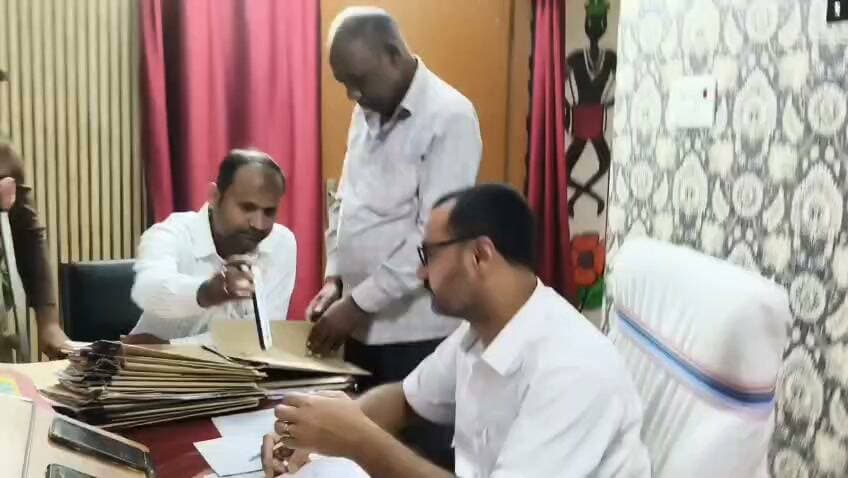 उत्तरी डोरंडा पंचायत के निवासी राहुल गोस्वामी जी आज प्रमुख कार्यालय में मिलकर अपनी समस्याओं से अवगत करवाए .इनको आज तक न प्रधानमंत्री आवास, न अबुआ आवास का लाभ मिल पाया है. जबकि राहुल जी शरीर से विकलांग व्यक्ति भी हैं. मामले को गंभीरता से सुनने के बाद संबंधित पंचायत सेवक से दूरभाष के माध्यम से बात कर त्वरित जानकारी उपलब्ध करवाने को कहा .
Gautam Singh