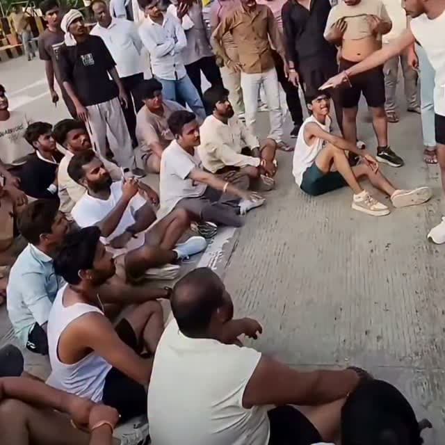 बस्सी टोल पर कावड़ियों से बत्तमीजी, मारपीट के बाद धरने पर बैठे कावड़िये ओर ग्रामीण।
पुलिस की समझाइश व टोलकर्मी द्वारा माफी मांगने पर मामला शांत हुआ।
दैनिक वीरधरा राजस्थान।
चित्तौड़गढ़। बस्सी टोल प्लाजा पर सोमवार को कावड़ियों और टोलकर्मियों के बीच विवाद के बाद जमकर मारपीट हुई। दोनों पक्षों में लात-घूंसे चले। घटना के बाद टोल प्लाजा पर वाहनों की कतारे लग गई और बड़ी संख्या में ग्रामीण मौके पर एकत्रित हो गए। अधिकारियों की मौजूदगी में टोलकर्मियों द्वारा कावड़ियों से माफी मांगने के बाद मामला शांत हुआ। पुलिस ने एक युवक को हिरासत में भी लिया।
@policerajasthan @chittorgarh_police #vdn #chittorgarh #news #vairalvideo #vairalreels