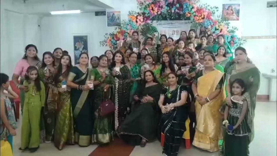 हरे लिबास में सजीं सैकड़ों महिलाएं, सावन के गीतों पर खूब थिरकीं