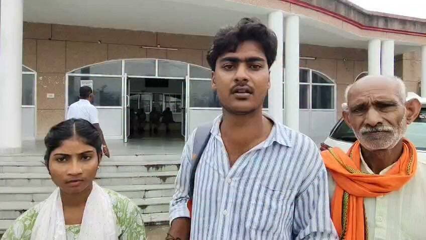 चित्रकूट रैपुरा के घूरेहटा में दादा पर पैतृक संपत्ति बेचने का आरोप न्याय की फरियाद लेकर किशोरी पहुंची डीएम कार्यालय। मामला चित्रकूट जनपद के रायपुर थाना क्षेत्र के घूरेहटा गांव का है जहां के रहने वाली किशोरी ने अपने दादा पर उसके हिस्से की पैतृक संपत्ति बेचने का आरोप लगाया है और न्याय की फरियाद लेकर आज मंगलवार की सुबह 10:00 बजे डीएम कार्यालय पहुंची है पीड़िता किशोरी प्रियंका ने बताया कि बचपन में ही उसके पिता का निधन हो गया और मां उसे छोड़कर कहीं चली गई जिसका पालन पोषण उसके नाना द्वारा किया गया है कोई उसके पिता की जय जाट में उसके हिस्से की जमीन उसके दादा राजा और दादी बुढ़िया द्वारा मिलकर बेचा जा रहा है पीड़िता ने बताया कि वह न्याय की फरियाद लेकर लगातार 5 वर्षों से अधिकारियों के चक्कर काट रही है पर आज तक उसकी समस्या का समाधान नहीं किया गया जिससे थक हार कर पीड़िता आज फिर जिला अधिकारी कार्यालय पहुंची है जिलाधिकारी से न्याय की फरियाद लगाईहै