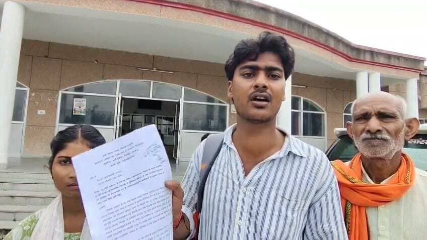 चित्रकूट रैपुरा के घूरेहटा में दादा पर पैतृक संपत्ति बेचने का आरोप न्याय की फरियाद लेकर किशोरी पहुंची डीएम कार्यालय। मामला चित्रकूट जनपद के रायपुर थाना क्षेत्र के घूरेहटा गांव का है जहां के रहने वाली किशोरी ने अपने दादा पर उसके हिस्से की पैतृक संपत्ति बेचने का आरोप लगाया है और न्याय की फरियाद लेकर आज मंगलवार की सुबह 10:00 बजे डीएम कार्यालय पहुंची है पीड़िता किशोरी प्रियंका ने बताया कि बचपन में ही उसके पिता का निधन हो गया और मां उसे छोड़कर कहीं चली गई जिसका पालन पोषण उसके नाना द्वारा किया गया है कोई उसके पिता की जय जाट में उसके हिस्से की जमीन उसके दादा राजा और दादी बुढ़िया द्वारा मिलकर बेचा जा रहा है पीड़िता ने बताया कि वह न्याय की फरियाद लेकर लगातार 5 वर्षों से अधिकारियों के चक्कर काट रही है पर आज तक उसकी समस्या का समाधान नहीं किया गया जिससे थक हार कर पीड़िता आज फिर जिला अधिकारी कार्यालय पहुंची है जिलाधिकारी से न्याय की फरियाद लगाईहै