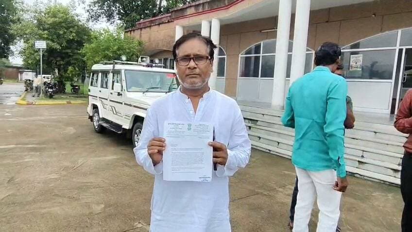 चित्रकूट नगर पालिका क्षेत्र के पासी तिराहा में बन रही सीसी रोड निर्माण में अनियमिताओं का आरोप जांच की मांग कर पूर्व सभासद ने डीएम को सौंपा ज्ञापन मामला चित्रकूट जनपद के नगर पालिका क्षेत्र के पासी तिराहा का है जहां पासी तिराहे से बाबूलाल गर्ग तक बन रही साढ़े 400 मीटर सीसी रोड निर्माण में पूर्व सभासद ने अनियमिताओं का आरोप लगाया है और आज मंगलवार की सुबह 9:30 बजे जिलाधिकारी को ज्ञापन सौंप जांच की मांग की है पूर्व सभासद सुशील श्रीवास्तव ने बताया कि पासी तिराहा से बाबूलाल गर्ग तक साढ़े 400 मी आर सी सी रोड का निर्माण कराया जा रहा है जिसमें रोड अभी मात्र 30 मी ही बनाई गई है जिसमें एस्टीमेट के विपरीत यानी मानक विहीन कार्य कराए जा रहा है जिसकी जांच कराए जाने की मांग कर उनके द्वारा जिलाधिकारी को ज्ञापन सोपा गया है