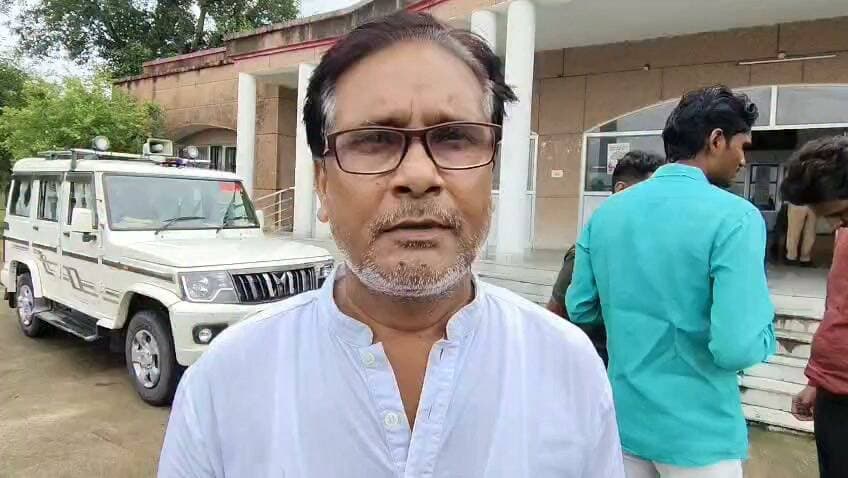चित्रकूट नगर पालिका क्षेत्र के पासी तिराहा में बन रही सीसी रोड निर्माण में अनियमिताओं का आरोप जांच की मांग कर पूर्व सभासद ने डीएम को सौंपा ज्ञापन मामला चित्रकूट जनपद के नगर पालिका क्षेत्र के पासी तिराहा का है जहां पासी तिराहे से बाबूलाल गर्ग तक बन रही साढ़े 400 मीटर सीसी रोड निर्माण में पूर्व सभासद ने अनियमिताओं का आरोप लगाया है और आज मंगलवार की सुबह 9:30 बजे जिलाधिकारी को ज्ञापन सौंप जांच की मांग की है पूर्व सभासद सुशील श्रीवास्तव ने बताया कि पासी तिराहा से बाबूलाल गर्ग तक साढ़े 400 मी आर सी सी रोड का निर्माण कराया जा रहा है जिसमें रोड अभी मात्र 30 मी ही बनाई गई है जिसमें एस्टीमेट के विपरीत यानी मानक विहीन कार्य कराए जा रहा है जिसकी जांच कराए जाने की मांग कर उनके द्वारा जिलाधिकारी को ज्ञापन सोपा गया है