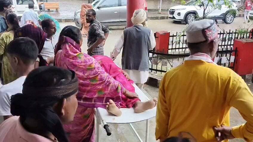 चित्रकूट राजापुर के चिल्ली राकस निवासी महिला की अचानक तबीयत बिगड़ी जिला अस्पताल में इलाज के दौरान हुई मौत परिजनों में मातम। चित्रकूट जनपद के राजापुर थाना क्षेत्र अंतर्गत चिल्ली राकस निवासी महिला की आज मंगलवार की दोपहर 12 जिला अस्पताल में इलाज के दौरान मौत हो गई मृतका 45 वर्षीया महिला मैकी देवी पत्नी छोटा के परिजनों ने बताया मैकी देवी की बीते सोमवार को अचानक तबियत बिगड़ी तो परिजन उसे राजापुर में ही एक प्राइवेट हॉस्पिटल लेकर पहुंचे जहां से उसे जिला अस्पताल ले जाने की सलाह दी गई जिसको परिजनो ने जिला अस्पताल में भर्ती कराया जहां मैकी देवी की आज मंगलवार की दोपहर 12 बजे इलाज के दौरान मौत हो गई वहीं मैकी देवी की मौत से परिजनों में कोहराम मच गया और परिजनों का रो रो कर बुरा हाल है वहीं परिजनों ने शव का पोस्टमार्टम कराने से इनकार कर दिया और शव लेकर घर चले गए