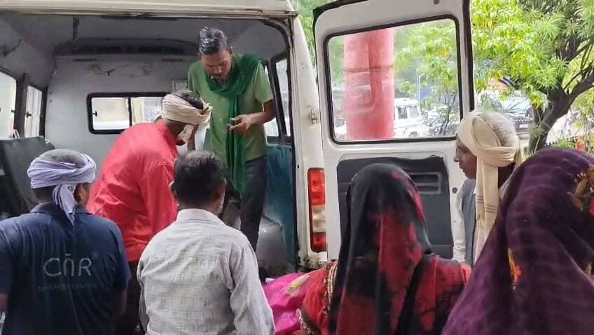चित्रकूट राजापुर के चिल्ली राकस निवासी महिला की अचानक तबीयत बिगड़ी जिला अस्पताल में इलाज के दौरान हुई मौत परिजनों में मातम। चित्रकूट जनपद के राजापुर थाना क्षेत्र अंतर्गत चिल्ली राकस निवासी महिला की आज मंगलवार की दोपहर 12 जिला अस्पताल में इलाज के दौरान मौत हो गई मृतका 45 वर्षीया महिला मैकी देवी पत्नी छोटा के परिजनों ने बताया मैकी देवी की बीते सोमवार को अचानक तबियत बिगड़ी तो परिजन उसे राजापुर में ही एक प्राइवेट हॉस्पिटल लेकर पहुंचे जहां से उसे जिला अस्पताल ले जाने की सलाह दी गई जिसको परिजनो ने जिला अस्पताल में भर्ती कराया जहां मैकी देवी की आज मंगलवार की दोपहर 12 बजे इलाज के दौरान मौत हो गई वहीं मैकी देवी की मौत से परिजनों में कोहराम मच गया और परिजनों का रो रो कर बुरा हाल है वहीं परिजनों ने शव का पोस्टमार्टम कराने से इनकार कर दिया और शव लेकर घर चले गए