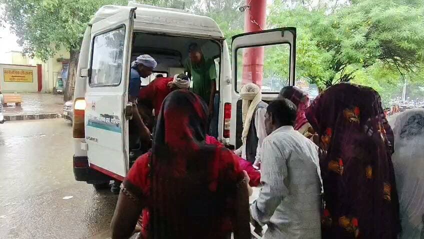 चित्रकूट राजापुर के चिल्ली राकस निवासी महिला की अचानक तबीयत बिगड़ी जिला अस्पताल में इलाज के दौरान हुई मौत परिजनों में मातम। चित्रकूट जनपद के राजापुर थाना क्षेत्र अंतर्गत चिल्ली राकस निवासी महिला की आज मंगलवार की दोपहर 12 जिला अस्पताल में इलाज के दौरान मौत हो गई मृतका 45 वर्षीया महिला मैकी देवी पत्नी छोटा के परिजनों ने बताया मैकी देवी की बीते सोमवार को अचानक तबियत बिगड़ी तो परिजन उसे राजापुर में ही एक प्राइवेट हॉस्पिटल लेकर पहुंचे जहां से उसे जिला अस्पताल ले जाने की सलाह दी गई जिसको परिजनो ने जिला अस्पताल में भर्ती कराया जहां मैकी देवी की आज मंगलवार की दोपहर 12 बजे इलाज के दौरान मौत हो गई वहीं मैकी देवी की मौत से परिजनों में कोहराम मच गया और परिजनों का रो रो कर बुरा हाल है वहीं परिजनों ने शव का पोस्टमार्टम कराने से इनकार कर दिया और शव लेकर घर चले गए