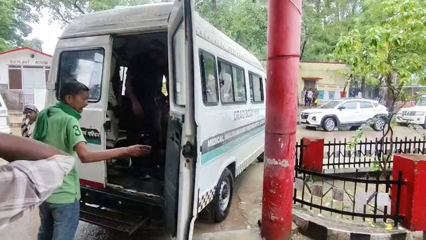 चित्रकूट राजापुर के चिल्ली राकस निवासी महिला की अचानक तबीयत बिगड़ी जिला अस्पताल में इलाज के दौरान हुई मौत परिजनों में मातम। चित्रकूट जनपद के राजापुर थाना क्षेत्र अंतर्गत चिल्ली राकस निवासी महिला की आज मंगलवार की दोपहर 12 जिला अस्पताल में इलाज के दौरान मौत हो गई मृतका 45 वर्षीया महिला मैकी देवी पत्नी छोटा के परिजनों ने बताया मैकी देवी की बीते सोमवार को अचानक तबियत बिगड़ी तो परिजन उसे राजापुर में ही एक प्राइवेट हॉस्पिटल लेकर पहुंचे जहां से उसे जिला अस्पताल ले जाने की सलाह दी गई जिसको परिजनो ने जिला अस्पताल में भर्ती कराया जहां मैकी देवी की आज मंगलवार की दोपहर 12 बजे इलाज के दौरान मौत हो गई वहीं मैकी देवी की मौत से परिजनों में कोहराम मच गया और परिजनों का रो रो कर बुरा हाल है वहीं परिजनों ने शव का पोस्टमार्टम कराने से इनकार कर दिया और शव लेकर घर चले गए