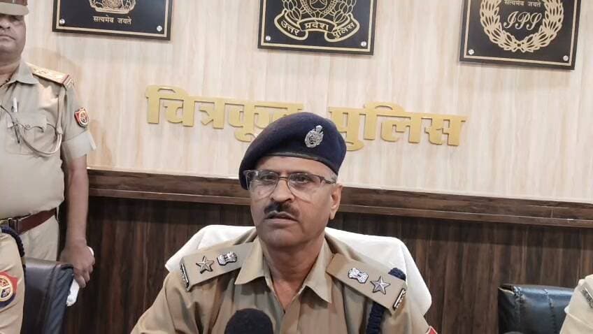 चित्रकूट भरतकूप थाना क्षेत्र में अपहरण की घटना का पुलिस ने किया खुलासा 4 अभियुक्त गिरफ्तार भाई की संपत्ति के लिए रची थी हत्या की साजिश
चित्रकूट। भरतकूप थाना क्षेत्र के बैहार ग्राम पंचायत से सनसनीखेज मामला सामने आया है। संपत्ति के विवाद में भाई ने ही अपने भाई का अपहरण व हत्या की साजिश रच डाली। चित्रकूट पुलिस अधीक्षक अरुण कुमार सिंह के निर्देशन में SOG, सर्विलांस और भरतकूप पुलिस की संयुक्त टीम ने मामले का आज सोमवार के दोपहर 1:00 खुलासा करते हुए चार आरोपियों को गिरफ्तार किया है। पुलिस ने वारदात में प्रयुक्त एक चार पहिया वाहन भी बरामद किया है।बताया गया कि 20 अगस्त को महिला पट्टी देवी ने भरतकूप थाने में पति मनोज पाल के लापता होने की रिपोर्ट दर्ज कराई थी। परिजनों के अनुसार मनोज 19 अगस्त की सुबह ई-रिक्शा चलाने कर्वी गए थे, लेकिन शाम तक घर नहीं लौटे। तलाश के दौरान उनका ई-रिक्शा चौहान ढाबे के पास खड़ा मिला। वहां मौजूद व्यक्ति ने बताया कि करीब 7:30 बजे कुछ लोग मनोज को जबरन चार पहिया वाहन में बैठाकर ले गए थे।मामले को गंभीरता से लेते हुए एसपी अरुण कुमार सिंह ने SOG/सर्विलांस टीम और भरतकूप पुलिस को तत्काल खुलासे के निर्देश दिए। पुलिस ने हिमांशु पाल, अनिल पाल, रोहित साहू और राजू पाल को गिरफ्तार किया।पूछताछ में पुलिस के मुताबिक आरोपी हिमांशु पाल ने बताया कि मनोज पाल और उसके पिता अनिल पाल सगे भाई हैं। उनके बाबा देवीचरण के नाम बांदा के जसपुरा थाना क्षेत्र के गौलीकला में करीब सात बीघा जमीन तथा हमीरपुर के भरुआ सुमेरपुर में तीन मकान थे। इनमें से एक मकान मनोज और दूसरा अनिल को मिला था, जबकि एक मकान दोनों भाइयों की साझेदारी में था।पुलिस के अनुसार, साझेदारी वाले मकान पर कब्जा करने के इरादे से मनोज पाल की हत्या की साजिश रची गई। आरोपियों ने मनोज को जंगल में ले जाकर कथित तौर पर गला दबाकर हत्या की और शव को पहाड़ों से नदी में फेंक दिया।
पुलिस के मुताबिक मामले में चार आरोपी गिरफ्तार किए जा चुके हैं, जबकि एक महिला और एक बिचौलिया समेत दो अन्य आरोपियों की तलाश जारी है। पुलिस का कहना है कि दोनों को जल्द गिरफ्तार किया जाएगा।