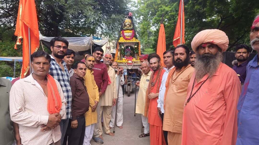 नीलकंठ महादेव मंदिर से धूमधाम से निकली भगवान महाकाल की भव्य शाही सवारी, उमड़ा आस्था का जनसैलाब
महेश कुमार बिरला मांडल भीलवाड़ा मीडिया प्रभारी
शहर/नगर: सावन/भादों माह के पावन अवसर पर नीलकंठ महादेव मंदिर परिसर से भगवान महाकाल की भव्य और दिव्य शाही सवारी अत्यंत हर्षोल्लास एवं धार्मिक उत्साह के साथ निकाली गई। इस अवसर पर बाबा नीलकंठ और भगवान महाकाल के जयकारों से पूरा क्षेत्र शिवमय हो उठा।
सवारी के प्रस्थान से पूर्व मंदिर प्रांगण में आचार्यों एवं साधु-संतों की उपस्थिति में बाबा की पालकी का विशेष पूजन-अर्चन व आरती की गई। इसके पश्चात सुसज्जित पालकी में भगवान महाकाल का मुखारविंद (मुखौटा) विराजमान कर भक्तों के दर्शनार्थ नगर भ्रमण पर निकाला गया।
भक्तों और साधु-संतों की गरिमामयी उपस्थिति
शाही सवारी में बड़ी संख्या में स्थानीय श्रद्धालु, धर्मप्रेमी एवं क्षेत्र के प्रबुद्ध नागरिक शामिल हुए। पालकी के आगे और पीछे भगवा ध्वज लिए युवा जयकारे लगाते चल रहे थे। सवारी में शामिल साधु-संतों और श्रद्धालुओं के माथे पर त्रिपुंड व चंदन का तिलक भक्ति भाव को दर्शा रहा था। जगह-जगह श्रद्धालुओं ने पुष्पवर्षा कर और आरती उतारकर बाबा की अगवानी की।
सुरक्षा एवं शांतिपूर्ण व्यवस्था
सवारी के सुगम संचालन और सुरक्षा व्यवस्था को ध्यान में रखते हुए स्थानीय पुलिस एवं प्रशासन मुस्तैद रहा। आयोजकों ने सभी श्रद्धालुओं का आभार व्यक्त किया और नगर में सुख-समृद्धि एवं शांति की कामना की। महाआरती और प्रसाद वितरण के साथ सवारी का समापन हुआ।महंत दीपक पूरी, बिरम पूरी, रामेश्वर बिड़ला, उमेश तिवाड़ी, ताराचंद पटवारी, मूलसिंग गोड़,मनीष पटवारी,महेश प्रजापति, राधे,शिव बिड़ला, युधिस्टर जोशी, अशोक भंडिया, रमेश पटवा, सुनील टेलर,विनोद टेलरं, मनीष सोनी ,महेश कुमार बिड़ला, मन्थन पटवारी,आदि सम्मिलित रहे
