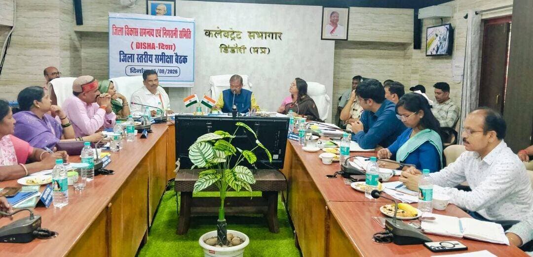 दिशा बैठक में सांसद कुलस्ते सख्त, PMGSY अधिकारियों की अनुपस्थिति पर जताई नाराजगी
डब्ल्यूआरडी की विलंबित योजनाओं पर जिम्मेदारी तय करने के निर्देश, राघवपुर की योजनाएं जल्द पूरी कराने पर जोर
डिंडौरी जिला विकास समन्वय एवं मूल्यांकन समिति (दिशा) की बैठक में क्षेत्रीय सांसद फग्गन सिंह कुलस्ते ने विकास कार्यों की धीमी गति और अधिकारियों की अनुपस्थिति को लेकर नाराजगी जताई। कलेक्ट्रेट सभागार में आयोजित बैठक में सांसद ने विभागवार योजनाओं की समीक्षा करते हुए अधिकारियों को विकास एवं जनहित से जुड़े कार्यों में तेजी लाने के निर्देश दिए।
बैठक में डिंडौरी विधायक ओमकार सिंह मरकाम, जिला पंचायत अध्यक्ष रूद्रेश परस्ते, कलेक्टर श्रीमती अंजू पवन भदौरिया, पुलिस अधीक्षक आशीष खरे, जिला पंचायत सीईओ दिव्यांशु चौधरी, डीएफओ अशोक सोलंकी सहित विभिन्न विभागों के अधिकारी और जनप्रतिनिधि मौजूद रहे।
PMGSY अधिकारियों की गैरमौजूदगी पर सांसद नाराज
प्रधानमंत्री ग्राम सड़क योजना के वरिष्ठ अधिकारियों के बैठक में उपस्थित नहीं होने पर सांसद फग्गन सिंह कुलस्ते ने गहरी नाराजगी व्यक्त की। उन्होंने कहा कि महत्वपूर्ण समीक्षा बैठकों में संबंधित अधिकारियों की मौजूदगी जरूरी है, ताकि योजनाओं की वास्तविक स्थिति की समीक्षा की जा सके।
सांसद ने संबंधित अधिकारियों के खिलाफ नियमानुसार कार्रवाई के निर्देश देते हुए भविष्य की बैठकों में अनिवार्य रूप से उपस्थित रहने को कहा।
विलंबित WRD योजनाओं पर मांगी जवाबदेही
जल संसाधन विभाग की योजनाओं के समय पर पूरा नहीं होने पर भी सांसद ने चिंता जताई। उन्होंने लंबित योजनाओं की वर्तमान प्रगति और देरी के कारणों की समीक्षा करने के निर्देश दिए।
संबंधित अधिकारियों को समयबद्ध कार्ययोजना तैयार कर कार्य पूरा कराने, देरी के लिए जिम्मेदारी तय करने और शासन को तत्काल अवगत कराने के निर्देश दिए गए। शेष कार्यों को प्राथमिकता के आधार पर पूरा कर नियमित प्रगति रिपोर्ट प्रस्तुत करने को भी कहा गया।
राघवपुर क्षेत्र की योजनाओं में तेजी के निर्देश
सांसद ने राघवपुर क्षेत्र से जुड़ी योजनाओं का क्रियान्वयन जल्द शुरू कराने पर जोर दिया। उन्होंने कहा कि आमजन से जुड़ी योजनाओं में अनावश्यक देरी नहीं होनी चाहिए और आवश्यक प्रक्रियाएं शीघ्र पूरी कर निर्धारित समय-सीमा में कार्य पूर्ण कराया जाए।
NH-45 निर्माण में गुणवत्ता पर विशेष जोर
बैठक में जबलपुर-अमरकंटक राष्ट्रीय राजमार्ग-45 के कार्य की भी समीक्षा की गई। सांसद ने डीपीआर के अनुसार निर्धारित समय-सीमा में निर्माण कार्य पूरा करने और गुणवत्ता का विशेष ध्यान रखने के निर्देश दिए।
साथ ही विद्यालय, महाविद्यालय और अन्य महत्वपूर्ण स्थानों तक पहुंच मार्ग की उचित व्यवस्था सुनिश्चित करने पर भी जोर दिया गया।
स्वास्थ्य सेवाओं की भी हुई समीक्षा
स्वास्थ्य विभाग की समीक्षा के दौरान सांसद ने सरकारी स्वास्थ्य योजनाओं का लाभ पात्र लोगों तक पहुंचाने के निर्देश दिए। उन्होंने स्वास्थ्य केंद्रों का वरिष्ठ अधिकारियों से नियमित निरीक्षण कराने और आवश्यक दवाओं का पर्याप्त स्टॉक सुनिश्चित करने को कहा।
सांसद ने आयुष्मान योजना के तहत सभी पात्र हितग्राहियों के आयुष्मान कार्ड बनाने के निर्देश भी दिए।
बैठक में लोक निर्माण विभाग के वित्तीय वर्ष 2026-27 के मेंटेनेंस एवं निर्माण कार्यों की स्थिति की समीक्षा की गई। इसके अलावा नगर निकाय, विद्युत, जल संसाधन, स्वास्थ्य और जिला पंचायत सहित विभिन्न विभागों की योजनाओं की प्रगति पर भी चर्चा हुई।
सांसद कुलस्ते ने अधिकारियों को स्पष्ट निर्देश दिए कि विकास कार्यों में अनावश्यक देरी बर्दाश्त नहीं की जाएगी और शासन की योजनाओं का लाभ पात्र हितग्राहियों तक समय पर पहुंचाना सुनिश्चित किया जाए।
#DindoriNews #DishaMeeting #FagganSinghKulaste #DindoriDevelopment #MPNews