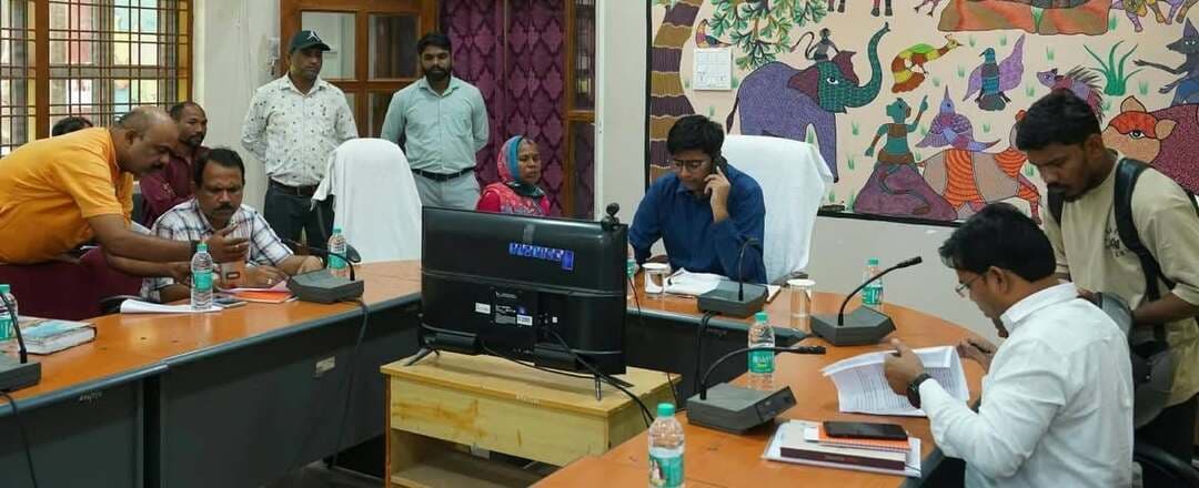 जनसुनवाई में जिला सीईओ ने सुनीं आमजन की समस्याएं, अधिकारियों को समय-सीमा में निराकरण के निर्देश
भू-अधिग्रहण भुगतान, ग्रामसभा, सिंचाई नहर, सड़क और निर्माण राशि से जुड़ी शिकायतें पहुंचीं जनसुनवाई में
डिंडौरी कलेक्टर श्रीमती अंजू पवन भदौरिया के निर्देशन में मंगलवार को जिला पंचायत सभाकक्ष में साप्ताहिक जनसुनवाई आयोजित की गई। जिला पंचायत के मुख्य कार्यपालन अधिकारी ने जिले के विभिन्न क्षेत्रों से पहुंचे नागरिकों की समस्याओं और शिकायतों को गंभीरता से सुना और संबंधित अधिकारियों को मामलों की जांच कर समय-सीमा में गुणवत्तापूर्ण एवं संतोषजनक निराकरण सुनिश्चित करने के निर्देश दिए।
जनसुनवाई में संयुक्त कलेक्टर सुश्री भारती मेरावी, डिप्टी कलेक्टर सुश्री प्रियांशी जैन, एसडीएम डिंडौरी श्री रामबाबू देवांगन सहित विभिन्न विभागों के अधिकारी मौजूद रहे।
भू-अधिग्रहण भुगतान से लेकर ग्रामसभा तक की शिकायतें
डिंडौरी विकासखंड के ग्राम जुनवानी निवासी दूलचंद सिंह ने भू-अधिग्रहण के भुगतान पर रोक लगाए जाने की शिकायत करते हुए समस्या के समाधान की मांग की। मामले में जिला सीईओ ने एसडीएम डिंडौरी को प्रकरण का निरीक्षण कर नियमानुसार कार्रवाई के निर्देश दिए।
वहीं ग्राम पंचायत सिमरिया के ग्रामीणों ने 15 अगस्त को ग्रामसभा आयोजित नहीं किए जाने की शिकायत प्रस्तुत की। मामले की जांच कर आवश्यक कार्रवाई के लिए जनपद पंचायत डिंडौरी के सीईओ को निर्देशित किया गया।
सिंचाई नहर और पुल की समस्या भी पहुंची जनसुनवाई में
ग्राम रयपुरा के ग्रामीणों ने सिंचाई नहर की मरम्मत, बांध के गेट और पुल बदलने की मांग रखी। जिला सीईओ ने जल संसाधन विभाग को मामले की जांच कर आवश्यक निराकरण करने के निर्देश दिए।
इसी तरह विकासखंड समनापुर के ग्राम पंचायत धनुवासागर में सचिव और सरपंच द्वारा कब्रिस्तान एवं श्मशान घाट की राशि आहरण किए जाने की शिकायत सामने आई। जिला सीईओ ने संबंधित दस्तावेजों की जांच कर शीघ्र कार्रवाई के निर्देश दिए।
बरगई में सड़क निर्माण की मांग
ग्राम बरगई के ग्रामीणों ने सड़क निर्माण की मांग को लेकर आवेदन दिया। जिला सीईओ ने जनपद पंचायत डिंडौरी के सीईओ को प्रकरण की जांच कर आवश्यक कार्रवाई के निर्देश दिए।
अधिकारियों को निर्देश देते हुए जिला सीईओ ने कहा कि जनसुनवाई का उद्देश्य आमजन की समस्याओं का त्वरित, पारदर्शी और संतोषजनक समाधान सुनिश्चित करना है। प्राप्त आवेदनों का गंभीरता से परीक्षण कर निर्धारित समय-सीमा में निराकरण किया जाए और आवेदकों को राहत प्रदान की जाए।
जनसुनवाई में हुआ स्वास्थ्य परीक्षण
जनसुनवाई के दौरान जिला पंचायत सभाकक्ष में स्वास्थ्य विभाग की ओर से स्वास्थ्य शिविर भी आयोजित किया गया। यहां जनसुनवाई में पहुंचे आवेदकों का ब्लड प्रेशर, मधुमेह सहित अन्य आवश्यक स्वास्थ्य परीक्षण किया गया।
स्वास्थ्य विभाग की टीम ने जांच के साथ लोगों को आवश्यक चिकित्सकीय परामर्श और स्वास्थ्य संबंधी जानकारी भी उपलब्ध कराई।
#DindoriNews #Jansunwai #Dindori #MadhyaPradesh #MPNews