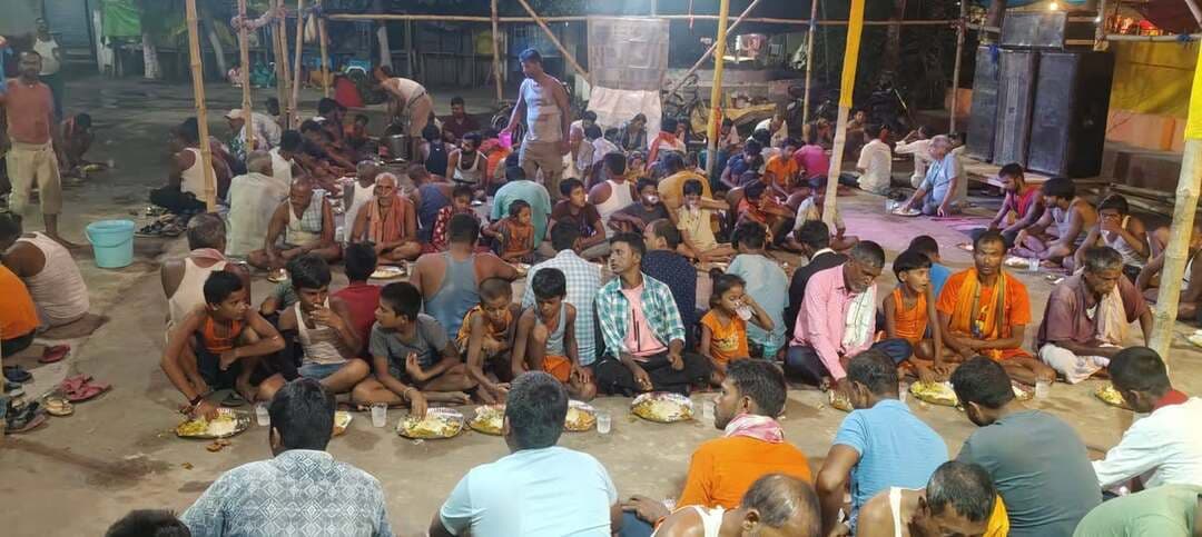 बाबा मनकेश्वर नाथ मंदिर मढ़िया धाम में सावन के अंतिम सोमवार को भोजन ग्रहण करते भक्त लोग।।
#न्यू़जबिहारकीआवाज #newsbiharkiaawaj