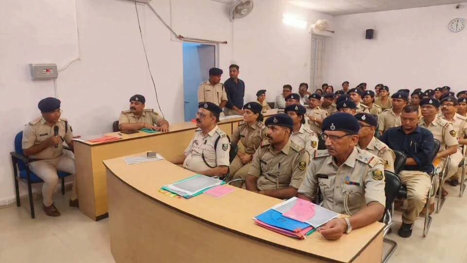 भोजपुर SP द्वारा पुलिस कार्यालय के सभागार कक्ष में पुलिस कार्यालय की सभी शाखाओं के पदाधिकारियों एवं कर्मियों के साथ कार्य-समीक्षा बैठक आयोजित की गई। इस बैठक में पुलिस उपाधीक्षक (मुख्यालय) भी उपस्थित रहे।