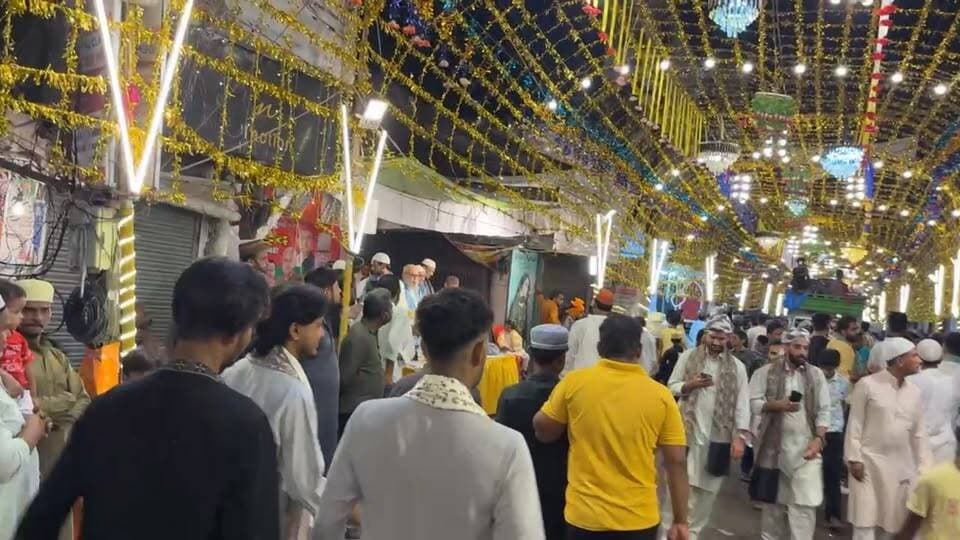 बरेली के पुराना शहर से जूलूस ए मोहम्मदी का सीधा प्रसारण
#bareilly #bareillysharif #bareillycity #juloos #EidMiladUnNabi