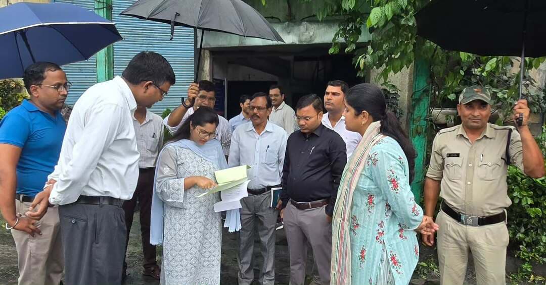 फाइलों से फील्ड तक, कलेक्टर की सीधी नजर
कलेक्टर श्रीमती रेना जमील ने सुबह से शाम तक जिले के विभिन्न क्षेत्रों का दौरा कर विकास कार्यों और शासकीय व्यवस्थाओं की जमीनी हकीकत परखी।
नयनपुर की औद्योगिक इकाइयों से लेकर भैयाथान व ओड़गी के कार्यालयों व स्वास्थ्य केंद्र, तरका के जल संचयन कार्य और ओड़गी के एकलव्य विद्यालय तक—हर पड़ाव पर व्यवस्थाओं की समीक्षा की और आवश्यक सुधार के लिए अधिकारियों को स्पष्ट निर्देश दिए।
निरीक्षण का उद्देश्य एक ही—व्यवस्थाएं बेहतर हों और योजनाओं का लाभ समय पर लोगों तक पहुंचे।
#Surajpur #DistrictAdministration #GroundInspection #GoodGovernance #SurajpurDistrict
