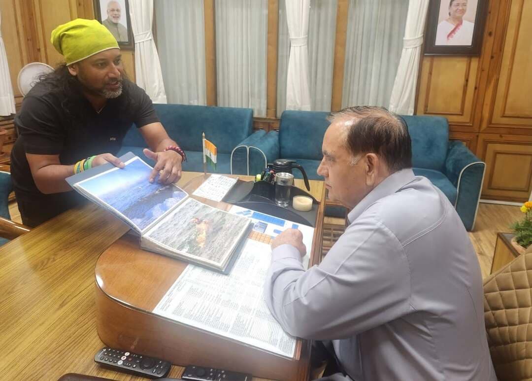 91 देशों और 7 महाद्वीपों की साइकिल यात्रा कर चुके सोमेन देबनाथ ने पठानियां से साझा किए अनुभव
वैश्विक साइकिल यात्री सोमेन देबनाथ ने हिमाचल विधानसभा अध्यक्ष कुलदीप सिंह पठानियां से शिष्टाचार भेंट की। करीब 2 लाख किलोमीटर की साइकिल यात्रा कर चुके देबनाथ ने अपने साहसिक अभियान, भारतीय संस्कृति के प्रचार और एचआईवी/एड्स जागरूकता से जुड़े अनुभव साझा किए। पठानियां ने उनके समर्पण और सामाजिक सरोकारों की सराहना करते हुए इसे युवाओं के लिए प्रेरणादायक बताया।
#सोमेनदेबनाथ #साइकिलयात्रा #विश्वसाइकिलयात्रा #हिमाचलप्रदेश #शिमला #कुलदीपसिंहपठानियां #विधानसभा #भारतीयसंस्कृति #एचआईवीजागरूकता #युवाप्रेरणा #HimachalNews #ShimlaNews #CyclingJourney #HimachalPradesh #IndiaNews