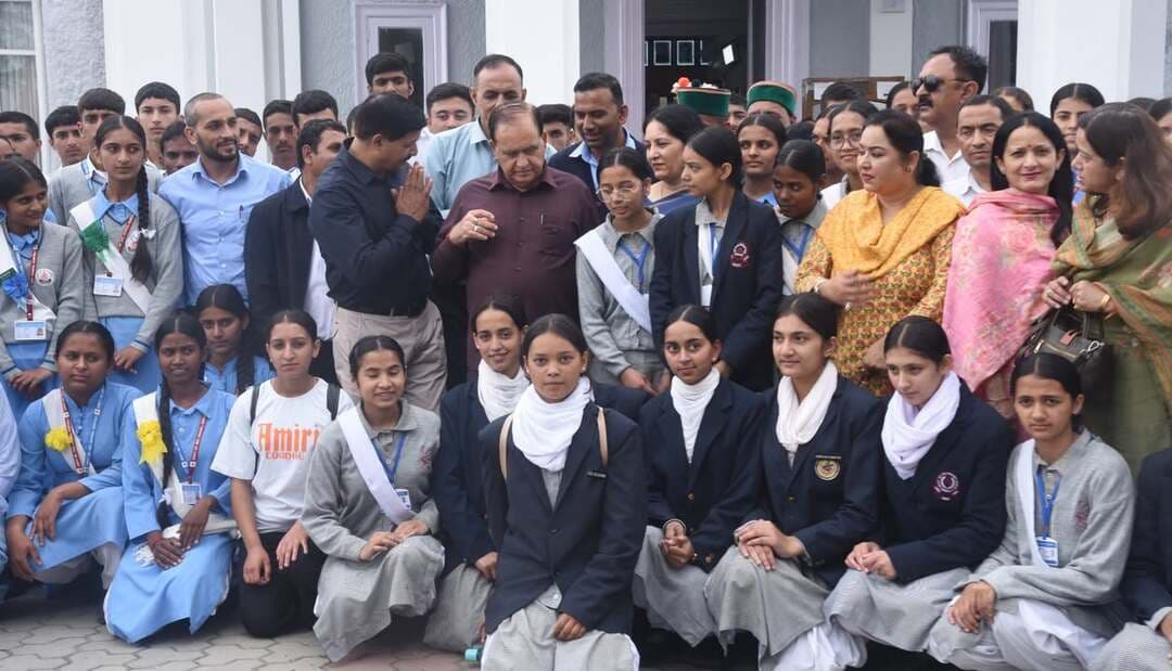 शिमला : विधानसभा पहुंचे संजौली-करियाली स्कूल के छात्र, स्पीकर पठानियां ने समझाई संसदीय प्रणाली
संजौली और करियाली के राजकीय वरिष्ठ माध्यमिक पाठशालाओं के छात्र-छात्राओं ने हिमाचल प्रदेश विधानसभा सचिवालय पहुंचकर विधानसभा अध्यक्ष कुलदीप सिंह पठानियां से शिष्टाचार भेंट की। इस दौरान विद्यार्थियों ने संसदीय प्रणाली, विधानसभा की कार्यप्रणाली, संविधान और विधानसभा अध्यक्ष के चुनाव से जुड़े कई सवाल पूछे। पठानियां ने विद्यार्थियों के सवालों के जवाब देते हुए उन्हें विधानसभा की कार्यप्रणाली और लोकतांत्रिक व्यवस्था की जानकारी दी। उन्होंने छात्रों को सदन की कार्यवाही देखने के लिए भी आमंत्रित किया और राष्ट्र निर्माण में सक्रिय योगदान देने के लिए प्रेरित किया।
#हिमाचलप्रदेश #विधानसभा #कुलदीपसिंहपठानियां #शिमला #संजौली #करियाली #छात्र #संसदीयप्रणाली #लोकतंत्र #विधानसभा_सत्र #HimachalPradesh #ShimlaNews #HimachalNews #AssemblyNews
