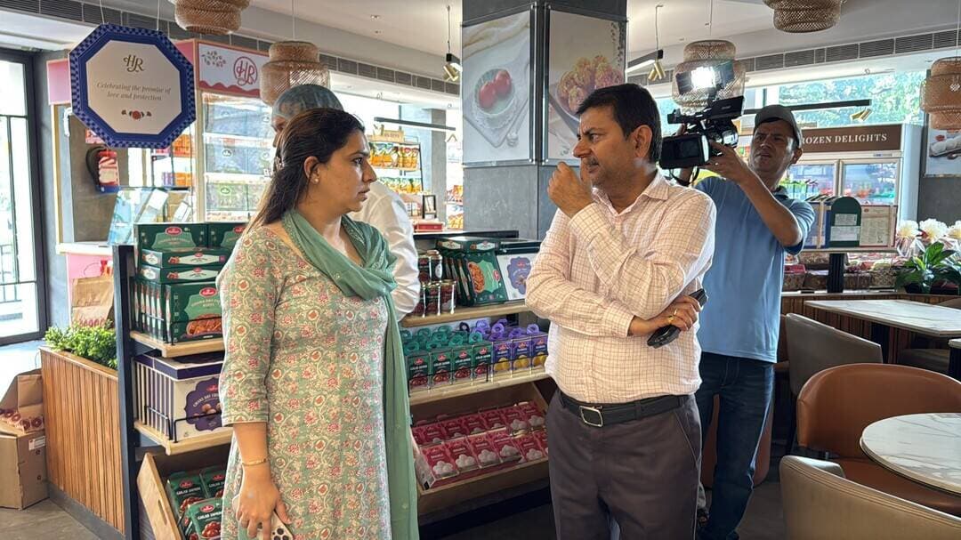 देहरादून में मिलावट पर बड़ा एक्शन, मिठाई दुकानों से 21 सैंपल; बासी लड्डू नष्ट...see more