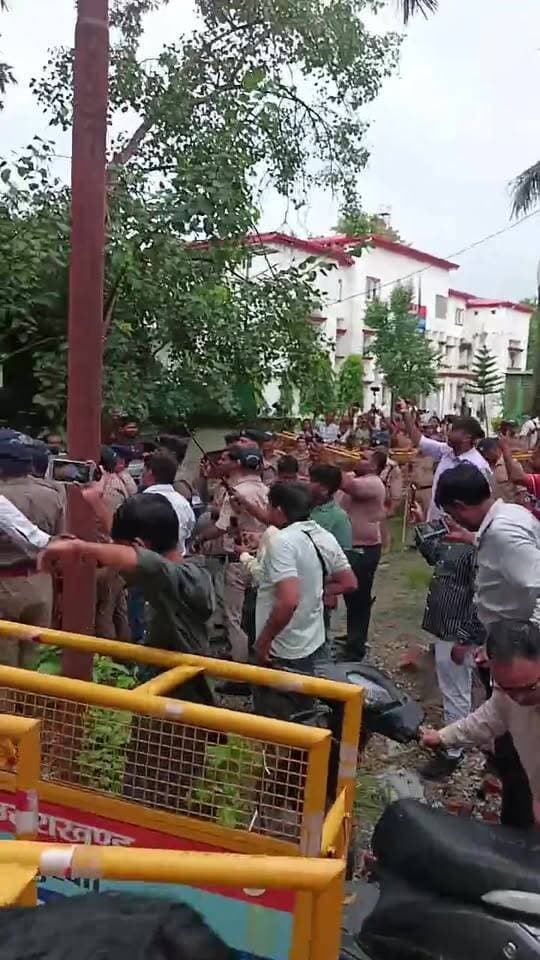 कांग्रेसियों और पुलिस के बीच बैरिकेटिंग तोड़ने को लेकर संघर्ष