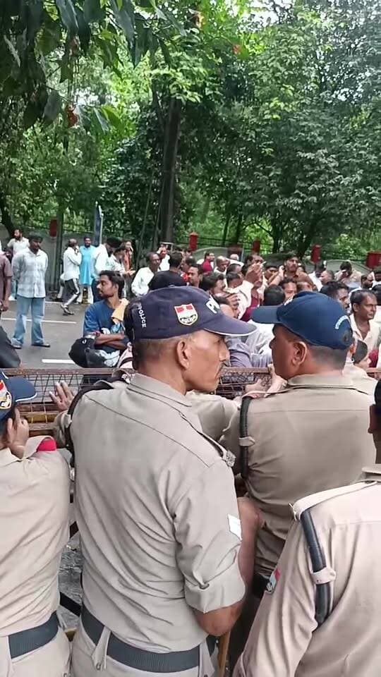 पूर्व विधायक राजकुमार ठुकराल के खिलाफ मुकदमा दर्ज होने के बाद एसएससी कार्यालय पर कांग्रेसियों का धरना