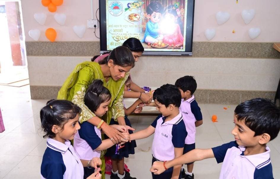 *जी.वी.एम. कॉन्वेंट स्कूल में हर्षोल्लास के साथ मना रक्षाबंधन पर्व, राखी और कार्ड बनाओ प्रतियोगिता में बच्चों ने दिखाई रचनात्मकता*
*जनपद बस्ती, उत्तर प्रदेश 25 अगस्त 2026*
बस्ती। जी.वी.एम. कॉन्वेंट स्कूल में भाई-बहन के प्रेम व विश्वास के प्रतीक रक्षाबंधन पर्व को बड़े ही उल्लासपूर्ण माहौल में मनाया गया। इस अवसर पर विद्यालय में "राखी बनाओ" एवं "कार्ड बनाओ" प्रतियोगिताओं का आयोजन किया गया, जिसमें नर्सरी से कक्षा आठ तक के विद्यार्थियों ने उत्साहपूर्वक भाग लेकर अपनी रचनाशीलता का प्रदर्शन किया।
कार्यक्रम के दौरान बहनों ने भाइयों की कलाई पर राखी बांधकर उनके सुखद एवं उज्ज्वल भविष्य की कामना की, वहीं भाइयों ने स्नेहपूर्वक चॉकलेट भेंटकर अपना स्नेह व्यक्त किया। विद्यालय परिसर में उत्साह और उमंग का माहौल देखने को मिला।
कार्यक्रम को संबोधित करते हुए प्रधानाचार्या श्रीमती विजयलक्ष्मी सिंह ने रक्षाबंधन के सांस्कृतिक, सामाजिक और नैतिक महत्व पर प्रकाश डाला तथा विद्यार्थियों को आपसी प्रेम, विश्वास, सुरक्षा और पारिवारिक मूल्यों को जीवन में अपनाने की प्रेरणा दी। उन्होंने कहा कि यह पर्व केवल धागा बांधने का नहीं बल्कि जीवन भर एक-दूसरे की रक्षा करने के संकल्प का पर्व है। प्रतियोगिताओं के विजेताओं की घोषणा कर उन्हें बधाई व शुभकामनाएं दी गईं।
इस अवसर पर विद्यालय के शिक्षक-शिक्षिकाओं में राकेश, राजेश, सावित्री, प्रवीण, साकेत, पूजा, महिमा, सूरज, गिरीश, पवन, सुशील, अरविन्द, निगहत, श्रुति, रेशमा, शिवानी व प्रतीक्षा सहित समस्त स्टाफ उपस्थित रहा।
*संवाददाता हरी ओम प्रकाश
राष्ट्रीय हिंदी दैनिक कौटिल्य का भारत*