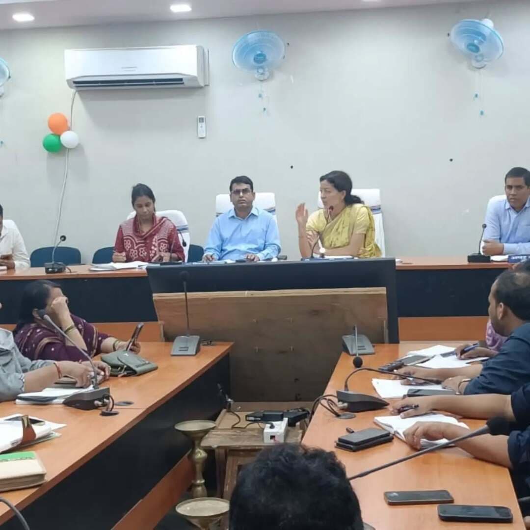 🏗️ आंगनवाड़ी केंद्रों के निर्माण में तेजी — भूमि संबंधी मामलों के समाधान हेतु राजस्व,वीबीजीरामजी तथा आईसीडीएस की अंतर-विभागीय समन्वय बैठक
आज जिला पदाधिकारी, जहानाबाद श्रीमती छिरिङ वाई भूटिया की अध्यक्षता में आंगनवाड़ी केंद्रों एवं अन्य विभागीय निर्माण कार्यों हेतु भूमि उपलब्धता, एनओसी, सीमांकन एवं निर्माण की प्रगति की समीक्षा की गई।
📍 मुख्य निर्देश—
✅ एनओसी प्राप्त 74 स्थलों का सीमांकन अविलंब पूर्ण किया जाए।
✅ CO एवं CDPO संयुक्त रूप से स्थल भ्रमण कर भूमि चिन्हांकन, मापी एवं नक्शा एक साथ सुनिश्चित करें।
✅ भूमि संबंधित पोषण क्षेत्र/वार्ड में तथा यथासंभव विद्यालय परिसर/निकट चिन्हित की जाए।
✅ नाबार्ड मद से स्वीकृत 8 आंगनवाड़ी केंद्रों पर सीमांकन पूर्ण कर निर्माण कार्य तत्काल प्रारंभ कराया जाए।
✅ CO एवं CDPO प्रतिदिन आपसी समन्वय से लंबित मामलों का निष्पादन सुनिश्चित करें।
✅ सभी केंद्रों पर पेयजल, बिजली, भवन एवं शौचालय की वास्तविक स्थिति का आकलन कर फोटोयुक्त परियोजना एल्बम तैयार किया जाए।
✅ सेविकाओं एवं महिला पर्यवेक्षिकाओं को पोषण ट्रैकर का विस्तृत प्रशिक्षण दिया जाए तथा SAM/MAM सहित केंद्रवार वास्तविक रिपोर्टिंग सुनिश्चित की जाए।
✅ निर्माण की गुणवत्ता से किसी भी स्तर पर समझौता नहीं किया जाए।
#जहानाबाद #आंगनवाड़ीकेंद्र_पोषणट्रैकर #अंतरविभागीय_वीवीजीरामजी_आईसीडीएस_समन्वय
#विकसितभारत_समृद्धबिहार_आदर्शजहानाबाद