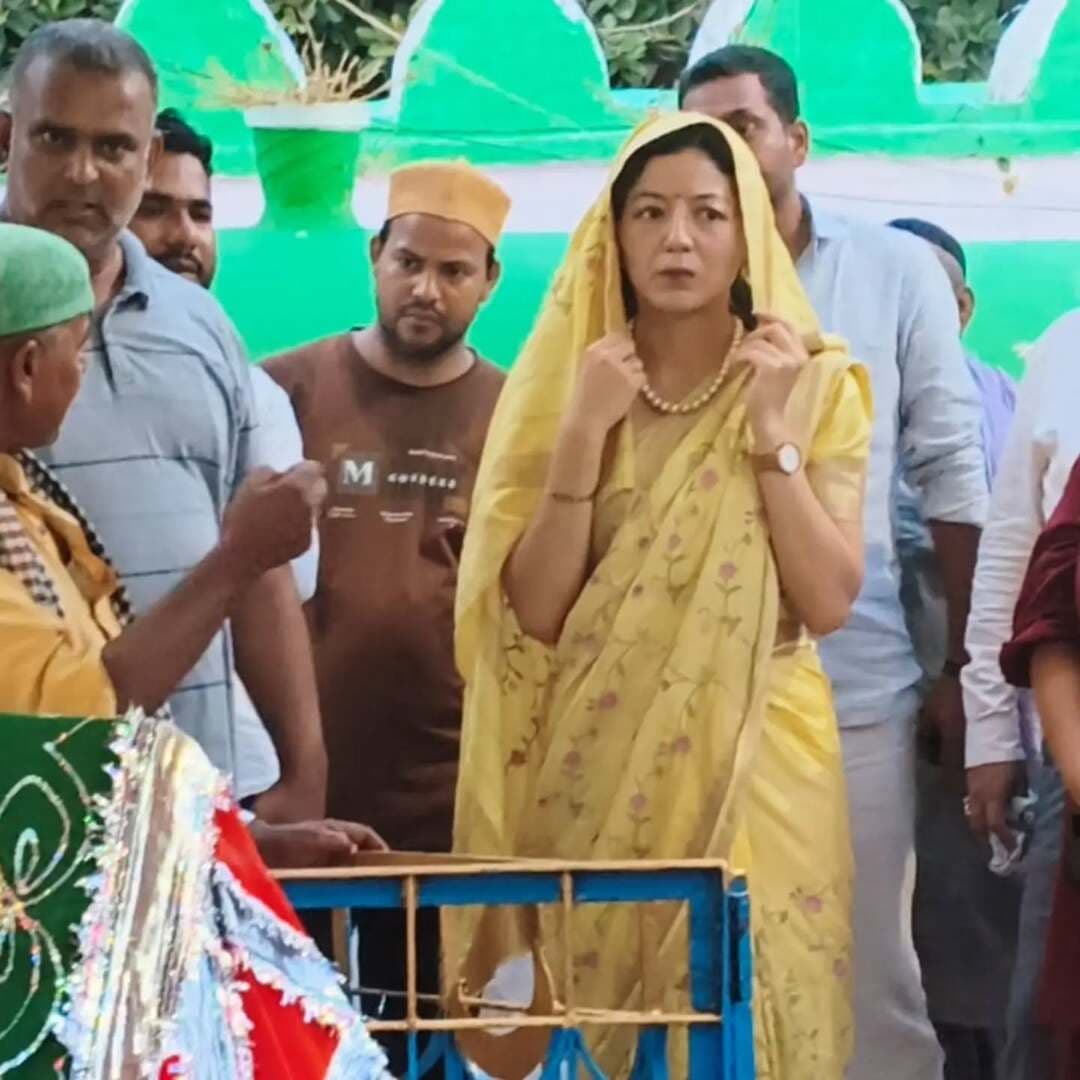 🌙 सूफी महोत्सव 2026 की तैयारियां तेज — जिला पदाधिकारी ने काको में कार्यक्रम स्थल, पनिहास एवं बीबी कमाल दरगाह का किया निरीक्षण
📌 आगामी 24 एवं 25 सितम्बर, 2026 को आयोजित होने वाले सूफी महोत्सव की तैयारियों को लेकर जिला पदाधिकारी, जहानाबाद श्रीमती छिरिङ वाई भूटिया ने काको स्थित कार्यक्रम स्थल, काको पनिहास एवं बीबी कमाल दरगाह का निरीक्षण किया।
📍 प्रमुख निर्देश—
✅ उच्च विद्यालय, काको के खेल मैदान में कार्यक्रम से संबंधित सभी आवश्यक व्यवस्थाएं समय पर पूर्ण करने का निर्देश।
✅ साफ-सफाई, पेयजल, अस्थायी शौचालय एवं पर्याप्त प्रकाश व्यवस्था सुनिश्चित करने पर विशेष जोर।
✅ जीविका दीदियों के माध्यम से रसोई/फूड स्टॉल की व्यवस्था।
✅ काको पनिहास की उड़ाही, साफ-सफाई, सौंदर्यीकरण एवं जीर्णोद्धार हेतु प्राक्कलन तैयार करने का निर्देश।
✅ बीबी कमाल दरगाह में श्रद्धालुओं के लिए आवासन, पेयजल, शौचालय, स्वच्छता एवं नियमित कचरा उठाव की समुचित व्यवस्था सुनिश्चित करने का निर्देश।
✅ सभी तैयारियां समयबद्ध, गुणवत्तापूर्ण एवं आपसी समन्वय से पूर्ण करने का निर्देश।
#सूफी_महोत्सव #काको_बीबी_कमाल_दरगाह #जहानाबाद #जिला_प्रशासन_जहानाबाद
#बिहार विकसित_बिहार विकसित_भारत