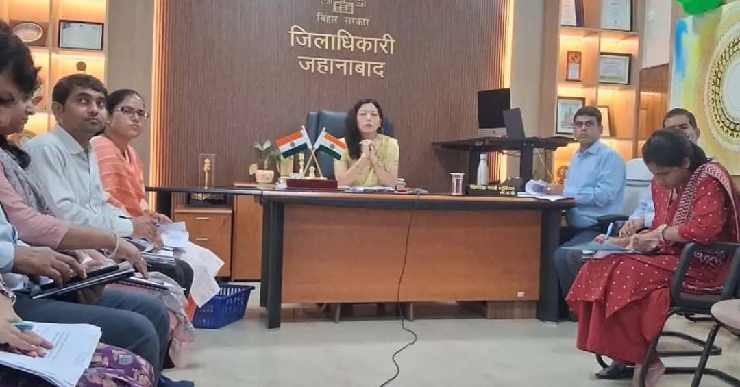 🏗️ नए आंगनवाड़ी केंद्र निर्माण एवं मूलभूत सुविधाओं की हुई समीक्षा
मुख्य सचिव, बिहार की अध्यक्षता में वीडियो कॉन्फ्रेंसिंग के माध्यम से नए आंगनवाड़ी केंद्रों के निर्माण तथा केंद्रों पर उपलब्ध मूलभूत सुविधाओं की समीक्षा की गई। वीडियो कॉन्फ्रेंसिंग में जिला पदाधिकारी, जहानाबाद श्रीमती छिरिङ वाई भूटिया ने भाग लिया।
📍 मुख्य निर्देश—
✅ वीबीजीरामजी, आईसीडीएस एवं नाबार्ड के बीच बेहतर समन्वय हेतु नियमित सामंजस्य बैठक।
✅ आंगनवाड़ी केंद्रों पर भवन, पेयजल, बिजली, शौचालय एवं भोजन व्यवस्था की धरातलीय समीक्षा।
✅ जिले के 140 नए आंगनवाड़ी केंद्रों के निर्माण हेतु भूमि चिन्हांकन में तेजी।
✅ पूर्व से चिन्हित भूमि के लिए शीघ्र अनापत्ति प्रमाण-पत्र निर्गत करने का निर्देश तथा 74 स्थलों, जहां अनापत्ति प्रमाण-पत्र प्राप्त है, का सीमांकन शीघ्र पूर्ण कराने का निर्देश।
✅ चिन्हित एवं सीमांकित भूमि पर मनरेगा के माध्यम से यथाशीघ्र निर्माण कार्य प्रारंभ करने के निर्देश।
✅ भूमि संबंधी समस्या वाले स्थलों पर अंचलाधिकारी एवं शिक्षा विभाग से समन्वय कर यथा संभव विद्यालय के परिसर में या समीप वैकल्पिक भूमि चिन्हित करने का निर्देश।
✅ जिला कार्यक्रम पदाधिकारी, आईसीडीएस को सभी केंद्रों का केंद्रवार निरीक्षण कर मूलभूत सुविधाओं का अद्यतन प्रतिवेदन उपलब्ध कराने का निर्देश।
#आंगनवाड़ी_केंद्र_निर्माण#मनरेगा_आईसीडीएस_समन्वय #जिलाप्रशासनजहानाबाद #जहानाबाद #विकसितभारत_समृद्धबिहार_आदर्शजहानाबाद