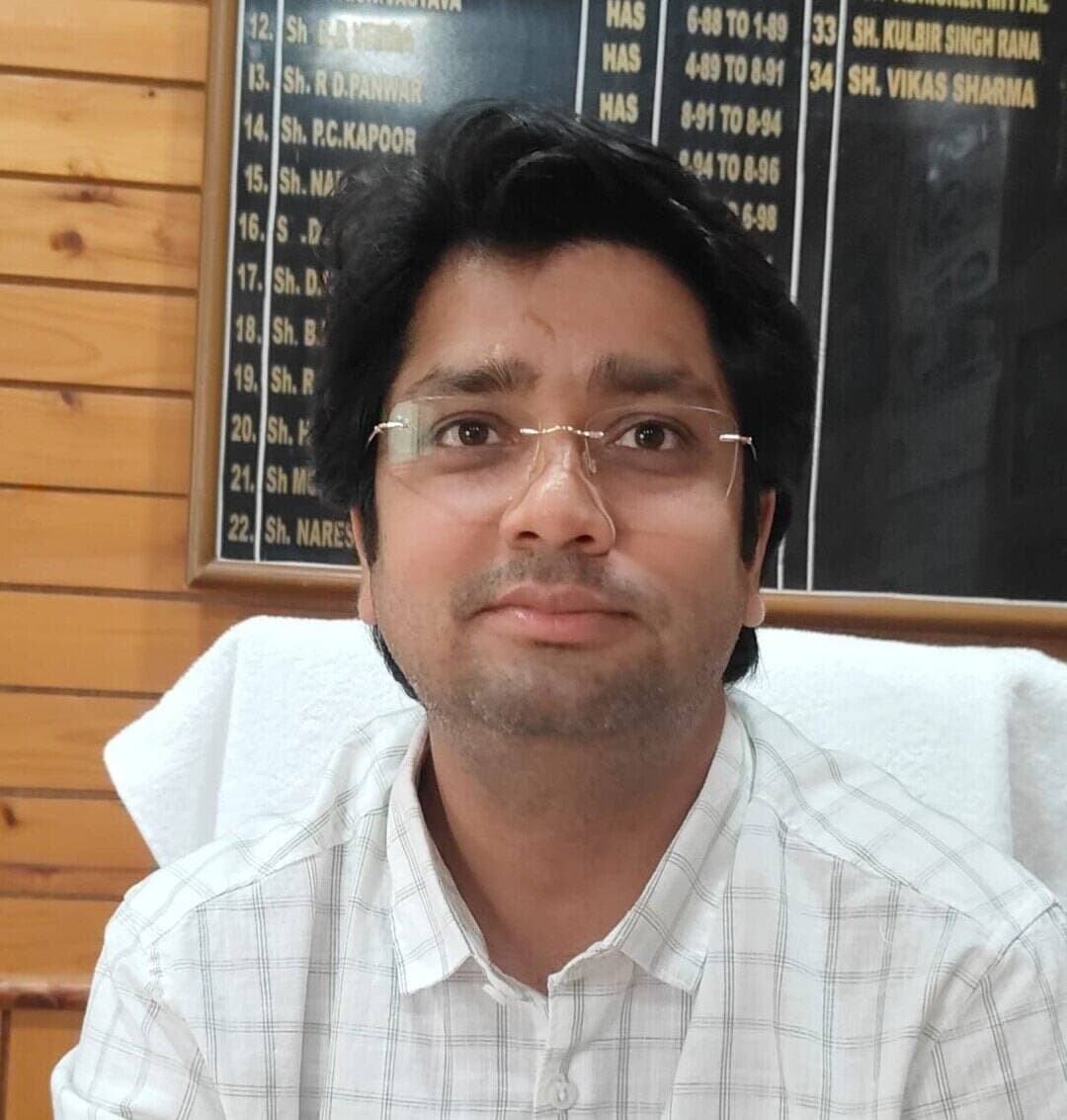 26 अगस्त से सुबह 4 बजे फिर शुरू होगी हड़सर से मणिमहेश कैलाश तक पैदल यात्रा
प्रशासन ने यात्रा मार्ग का किया निरीक्षण, श्रद्धालुओं की सुरक्षा को देखते हुए रात 7 से सुबह 4 बजे तक जारी रहेगा प्रतिबंध
हिमाचल 84 टीवी ब्यूरो भरमौर, 25 अगस्त।
श्री मणिमहेश कैलाश यात्रा के मद्देनजर हड़सर से श्री मणिमहेश कैलाश तक पैदल यात्रा 26 अगस्त से सुबह 4 बजे पुनः शुरू होगी। प्रशासन की टीम ने यात्रा मार्ग का विस्तृत निरीक्षण कर इसकी स्थिति का जायजा लिया। निरीक्षण के दौरान मार्ग को श्रद्धालुओं के आवागमन के लिए दुरुस्त एवं सुरक्षित पाया गया।
एसडीएम भरमौर अजय कुमार सिंह ने बताया कि श्रद्धालुओं की सुरक्षा को सर्वोच्च प्राथमिकता देते हुए 26 अगस्त से हड़सर से कैलाश तक पैदल यात्रा बहाल करने का निर्णय लिया गया है। श्रद्धालु सुबह 4 बजे से यात्रा शुरू कर सकेंगे।
उन्होंने बताया कि पूर्व में जारी आदेशों के अनुसार यात्रा प्रतिदिन सायं 7 बजे से अगले दिन सुबह 4 बजे तक बंद रहेगी। इस अवधि में यात्रा मार्ग पर श्रद्धालुओं के आवागमन की अनुमति नहीं होगी। रात्रि के समय संभावित कठिनाइयों और सुरक्षा संबंधी परिस्थितियों को ध्यान में रखते हुए यह व्यवस्था लागू की गई है।
घोड़े-खच्चरों को लेकर अलग से जारी होंगे आदेश
एसडीएम ने स्पष्ट किया कि घोड़ों एवं खच्चरों के आवागमन को लेकर अलग से आदेश जारी किए जाएंगे। यात्रा मार्ग की स्थिति और सुरक्षा व्यवस्था का आकलन करने के बाद इस संबंध में आवश्यक निर्णय लिया जाएगा। उन्होंने श्रद्धालुओं से प्रशासन के आगामी आदेशों का पालन करने की अपील की।
उन्होंने कहा कि यात्रा मार्ग पर मौसम और भौगोलिक परिस्थितियां लगातार बदलती रहती हैं। ऐसे में श्रद्धालु अनावश्यक जोखिम न लें और प्रशासन, पुलिस तथा संबंधित विभागों द्वारा समय-समय पर जारी दिशा-निर्देशों का पालन करें।
एसडीएम ने समस्त श्रद्धालुओं, पर्यटकों और यात्रियों से निर्धारित समय में ही यात्रा करने तथा यात्रा के दौरान विशेष सावधानी बरतने की अपील की। उन्होंने कहा कि श्रद्धालुओं की सुविधा और सुरक्षा के लिए प्रशासन की ओर से आवश्यक व्यवस्थाएं सुनिश्चित की जा रही हैं।