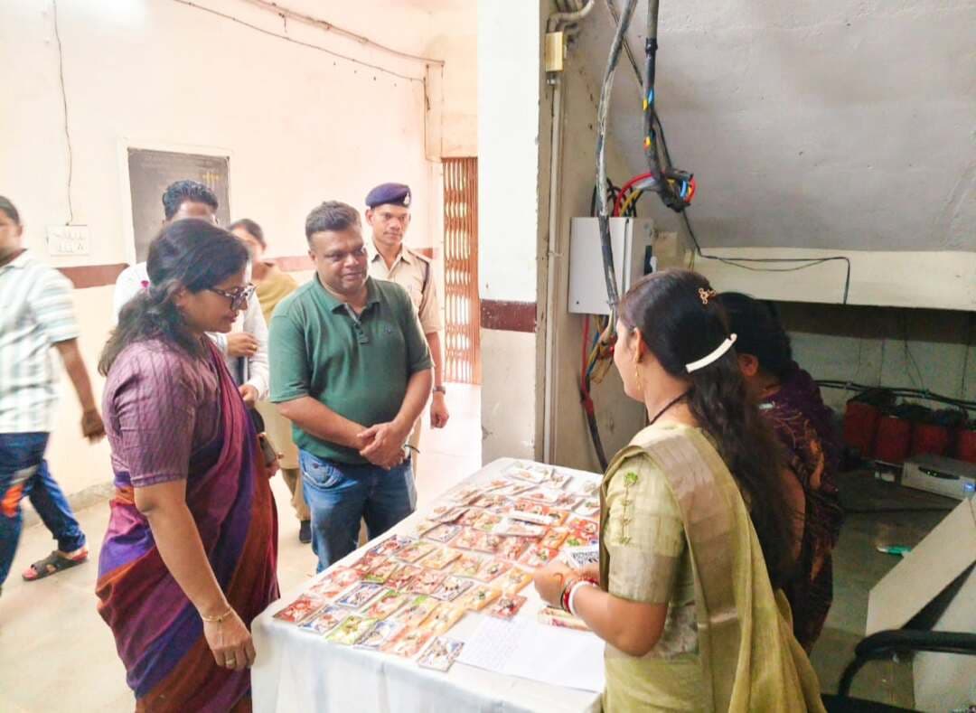 नवपदस्थ कलेक्टर ने खरीदी बीज जड़ित राखी, पर्यावरण हितैषी पहल की सराहना
कलेक्ट्रेट परिसर में इको-फ्रेंडली राखियों के लिए उमड़ी भीड़
बिहान स्व-सहायता समूह की दीदियों ने बीज जड़ित राखियों से दिया पर्यावरण संरक्षण का संदेश
#Sakti #SaktiDistrict #CollectorSakti #EcoFriendlyRakhi #BeejJaditRakhi