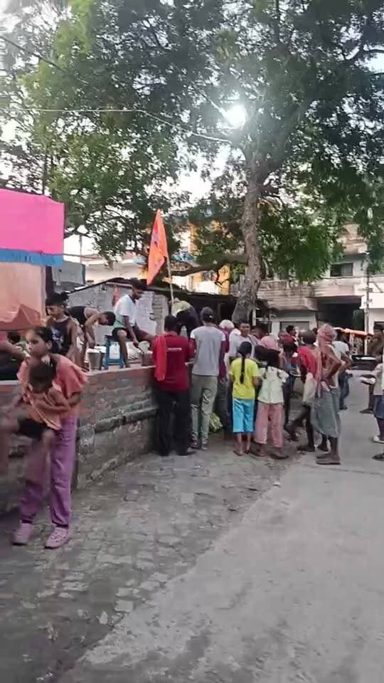 बैंक बाजार बछवाड़ा स्थित प्राचीन महादेव स्थान में महाप्रसाद वितरण Dainik Bhaskar News18 India ABP Live Aaj Tak India Today News24