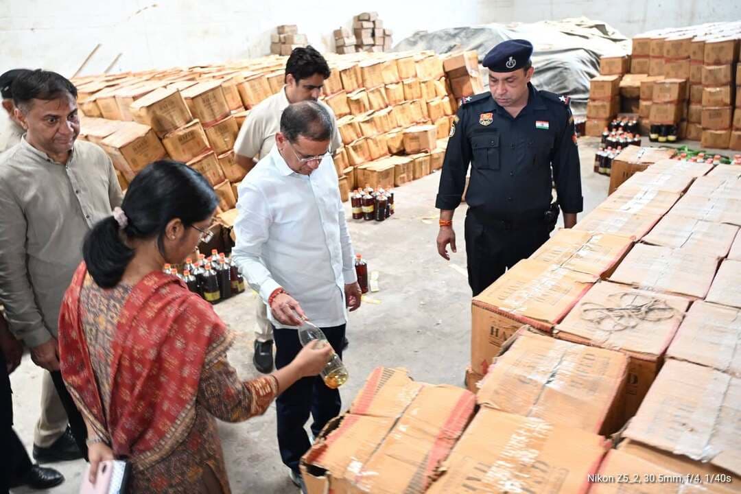 राज्य मंत्री राजेश नागर ने अनाज गोदाम का किया औचक निरीक्षण
साफ-सफाई में खामियों पर जताई नाराजगी, जल्द होगी पुराने अनाज के उठान की कार्रवाई
फरीदाबाद A2z न्यूज़ update, आप की आवाज़ हरियाणा के खाद्य, नागरिक आपूर्ति एवं उपभोक्ता मामले मंत्री राजेश नागर ने मंगलवार को तिगांव स्थित अनाज गोदाम का निरीक्षण किया। निरीक्षण के दौरान उन्होंने गोदाम में अनाज के रखरखाव, साफ-सफाई और व्यवस्थाओं का जायजा लिया। साफ-सफाई की व्यवस्था में खामियां पाए जाने पर मंत्री ने नाराजगी जताते हुए अधिकारियों को व्यवस्था तत्काल दुरुस्त करने के निर्देश दिए।
मंत्री राजेश नागर ने अधिकारियों से कहा कि अनाज गोदाम जैसी महत्वपूर्ण जगहों पर साफ-सफाई और स्वच्छता का विशेष ध्यान रखा जाना चाहिए। अनाज के सुरक्षित भंडारण में किसी भी प्रकार की लापरवाही बर्दाश्त नहीं की जाएगी। उन्होंने अधिकारियों को नियमित रूप से गोदामों का निरीक्षण करने तथा साफ-सफाई और अनाज में दवा लगाने की व्यवस्था सुनिश्चित करने के निर्देश दिए।
निरीक्षण के दौरान मंत्री ने गोदाम में पिछले दो-तीन वर्षों से अलग अलग कानूनी मामलों के कारण स्टॉक में पड़े अनाज की भी जानकारी ली। उन्होंने अधिकारियों से कहा कि आवश्यक पत्राचार कर लंबित स्टॉक को नियमानुसार उठाने की प्रक्रिया आगे बढ़ाएं ताकि लंबे समय तक अनाज गोदामों में पड़ा न रहे और भंडारण की व्यवस्था भी प्रभावित न हो। यहां बड़ी संख्या में पड़ी अनाज भंडारण के लिए प्रयोग में आने वाली पुरानी पॉलीथिन, दवा की पैकिंग आदि कबाड़ को बेचने के लिए नीलामी करने के निर्देश भी दिए।
राजेश नागर ने अधिकारियों को स्पष्ट निर्देश दिए कि सरकार की योजनाओं का लाभ प्रत्येक पात्र परिवार तक पूरी पारदर्शिता के साथ पहुंचना चाहिए। उन्होंने कहा कि किसी भी पात्र राशन कार्ड धारक को उसके हिस्से के पूरे अनाज से वंचित नहीं किया जाए। सरकार का उद्देश्य जरूरतमंद परिवारों को समय पर और निर्धारित मात्रा में खाद्यान्न उपलब्ध कराना है।
मंत्री राजेश नागर ने कहा कि प्रधानमंत्री नरेंद्र मोदी और मुख्यमंत्री नायब सिंह सैनी सुशासन और पारदर्शी व्यवस्था में गहरा विश्वास रखते हैं। हम जनता की सेवा के लिए चुनकर आए हैं और आमजन की सुविधाओं तथा अधिकारों से किसी भी प्रकार का समझौता नहीं किया जाएगा।
MLA Rajesh Nagar Nayab Saini Vipul Goel