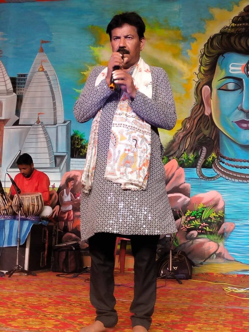 ज़िला प्रशासन, भागलपुर दिनांक : 25 अगस्त 2026, श्रावणी मेला 2026 के अवसर पर जिला प्रशासन, भागलपुर द्वारा पर्यटन विभाग एवं कला, संस्कृति एवं युवा विभाग, बिहार सरकार के संयुक्त तत्वावधान में धांधी बेलारी महाशिविर तथा सुल्तानगंज के नमामि गंगे घाट स्थित सांस्कृतिक मंच पर पूरे सावन माह भव्य सांस्कृतिक कार्यक्रमों का आयोजन किया जा रहा है। दिनांक 28 जुलाई 2026 से 28 अगस्त 2026 तक प्रतिदिन आयोजित इन कार्यक्रमों में भागलपुर जिले के साथ-साथ बिहार एवं देश के विभिन्न क्षेत्रों से आए कलाकारों द्वारा गायन, वादन, नृत्य एवं नृत्य-नाटिका की मनोहारी प्रस्तुतियां दी जा रही हैं।
इसी क्रम में आज धांधी बेलारी महाशिविर के सांस्कृतिक मंच पर कलाकारों द्वारा भगवान शिव को समर्पित शिव भक्ति गीत एवं भजनों की अद्भुत प्रस्तुति दी गई। भक्ति संगीत की मधुर धुनों और कलाकारों की भावपूर्ण प्रस्तुति ने कांवरियों एवं उपस्थित श्रद्धालुओं को मंत्रमुग्ध कर दिया। शिव भजनों के साथ पूरा महाशिविर परिसर भक्तिमय वातावरण से गुंजायमान रहा।
धांधी बेलारी के मंच पर आज सुरेंद्र नारायण यादव, पटना, शिव नारायण सिंह, समस्तीपुर एवं अभिनंदन कुमार, पटना ने अपनी प्रस्तुतियां दीं। कार्यक्रम की सफल उद्घोषणा मनोज कुमार मिश्रा द्वारा की गई।
वहीं, सुल्तानगंज के नमामि गंगे घाट स्थित मुख्य सांस्कृतिक मंच पर राज्य एवं राष्ट्रीय स्तर के कलाकारों ने अपनी शानदार प्रस्तुतियों से श्रद्धालुओं एवं दर्शकों का मन मोह लिया। शिव भक्ति गीतों के साथ बिहार की समृद्ध लोक संगीत परंपरा की भी मनोहारी झलक देखने को मिली। “बोल बम का नारा है, बाबा एक सहारा है” एवं अन्य लोकप्रिय कांवरिया गीतों की धुन पर श्रद्धालु एवं दर्शक उत्साहपूर्वक झूमते नजर आए।
“हाथी ना घोड़ा ना पैदल सवारी” तथा “भोला बाबा के नगरी में, गूंजे बोल बम-बोल बम” जैसे शिव एवं कांवरिया भक्ति गीतों की मनमोहक प्रस्तुतियों ने पूरे वातावरण को भक्तिमय बना दिया। गीतों की मधुर धुन पर कांवरियों एवं श्रद्धालुओं ने जमकर आनंद लिया तथा पूरा सांस्कृतिक परिसर हर-हर महादेव और बोल बम के जयघोष से गूंज उठा।
स्थानीय कलाकारों ने भी भगवान शिव को समर्पित प्रार्थना रूपी भजनों की प्रस्तुति के माध्यम से समाज के कल्याण एवं सुख-शांति की कामना की। रागिनी भारती, पटना; प्रियंका श्रीवास्तव, पटना; भवानी शेखर, पटना; अनुमेह मिश्रा सूफियाना बैंड, भागलपुर एवं डिवाइन सोशल डेवलपमेंट ऑर्गेनाइजेशन, फुलवारीशरीफ द्वारा प्रस्तुत सांस्कृतिक कार्यक्रमों ने दर्शकों को देर तक बांधे रखा। कार्यक्रम की उद्घोषणा अजय अटल, भागलपुर द्वारा की गई।
कार्यक्रम में वाद्य कलाकारों ने भी अपनी शानदार संगत से प्रस्तुतियों को प्रभावशाली बनाया। पैड पर नेपाली कुमार, नाथनगर, भागलपुर; ढोलक पर हरे राम तिवारी, भागलपुर; तबला पर मुकेश कुमार मिश्रा, भागलपुर; ऑर्गन पर चंदन कुमार सिंह, जगदीशपुर, भागलपुर तथा बैंजो पर मोहम्मद आईन, भागलपुर ने अपनी कला का प्रदर्शन किया।
धांधी बेलारी महाशिविर के मंच पर अंकित रंजन, जिला कला एवं संस्कृति पदाधिकारी; सुधीर कुमार, जिला आपूर्ति पदाधिकारी; दुर्गा शंकर, निदेशक, DRDA; अमर मिश्रा, निदेशक, NEP सहित स्थानीय जनप्रतिनिधि एवं जिला प्रशासन के अन्य पदाधिकारी उपस्थित रहे।
नमामि गंगे घाट के मुख्य सांस्कृतिक मंच पर अलंकृता पाण्डेय, जिला पदाधिकारी, भागलपुर एवं रवि राकेश, उप विकास आयुक्त, भागलपुर सहित स्थानीय जनप्रतिनिधि एवं जिला प्रशासन के अन्य पदाधिकारी उपस्थित रहे।
कार्यक्रम में उपस्थित सुधी दर्शकों एवं श्रद्धालुओं ने श्रावणी मेला के दौरान इस प्रकार के भव्य सांस्कृतिक कार्यक्रमों के आयोजन के लिए पर्यटन विभाग, कला एवं संस्कृति विभाग तथा जिला प्रशासन, भागलपुर की सराहना की। कलाकारों ने भी मंच से जिला प्रशासन द्वारा उपलब्ध कराए गए सहयोग एवं बेहतर व्यवस्थाओं के लिए धन्यवाद ज्ञापित किया।
श्रावणी मेला के अवसर पर आयोजित ये सांस्कृतिक कार्यक्रम श्रद्धालुओं को धार्मिक आस्था के साथ-साथ बिहार की समृद्ध कला, संस्कृति एवं लोक परंपराओं से जोड़ने का महत्वपूर्ण माध्यम बन रहे हैं।
District Administration Patna
DM Darbhanga
District Administration, Madhubani
Madhepura District Administration
Bhagalpur District Administration
Information & Public Relations Department, Government of Bihar
CMO Bihar
Department of Tourism, Government of Bihar