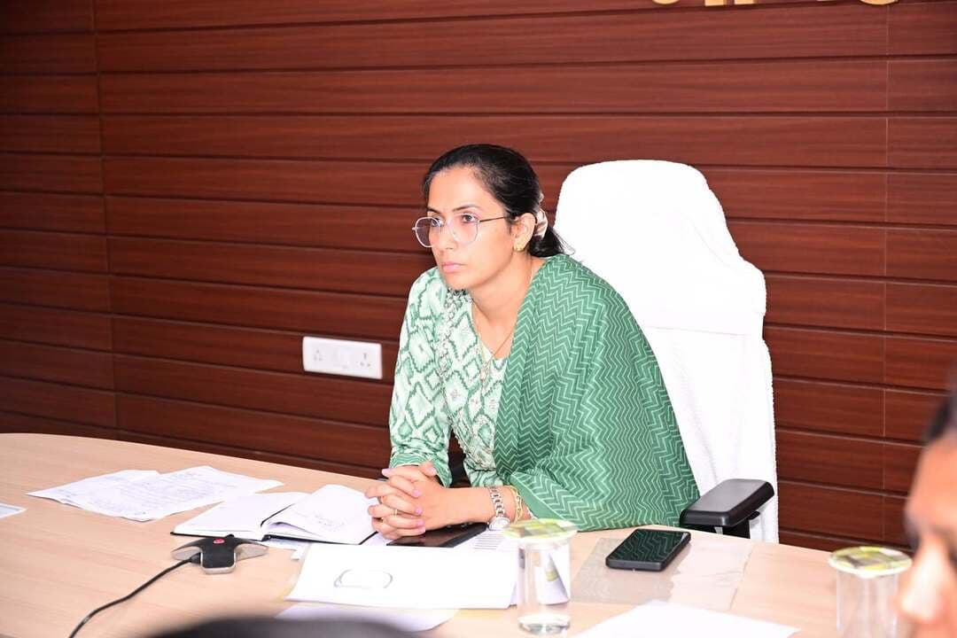 भागलपुर, 25 अगस्त 2026:- प्रधानमंत्री सूर्य घर मुफ्त बिजली योजना’ के प्रभावी क्रियान्वयन एवं प्रगति की समीक्षा को लेकर राज्य के मुख्य सचिव की अध्यक्षता में वीडियो कॉन्फ्रेंसिंग के माध्यम से समीक्षा बैठक आयोजित की गई। बैठक में योजना के तहत घरों की छतों पर सोलर पैनल लगाने के कार्यों की प्रगति की विस्तृत समीक्षा की गई तथा संबंधित अधिकारियों को आवश्यक दिशा-निर्देश दिए गए।
समीक्षा के दौरान सोलर पैनल लगाने वाली एजेंसियों एवं अधिकृत वेंडरों को लंबित लक्ष्यों को शीघ्र पूरा करने तथा कार्यों में तेजी लाने का निर्देश दिया गया। मुख्य सचिव ने स्पष्ट किया कि योजना के क्रियान्वयन में किसी भी स्तर पर अनावश्यक विलंब नहीं होना चाहिए।
बैठक में बैंकों को प्राप्त सभी ऋण आवेदनों का प्राथमिकता के आधार पर सात दिनों के भीतर निष्पादन सुनिश्चित करने का निर्देश दिया गया। इसके साथ ही योजना के तहत आवेदन करने वाले इच्छुक लाभार्थियों से अधिकारियों एवं संबंधित एजेंसियों द्वारा फोन के माध्यम से संपर्क कर उन्हें आवश्यक जानकारी, मार्गदर्शन एवं सहयोग उपलब्ध कराने को कहा गया। मुख्य सचिव ने जिला प्रशासन को निर्देश दिया कि योजना के क्रियान्वयन से संबंधित सभी दिशा-निर्देशों का जिला स्तर पर सख्ती से अनुपालन सुनिश्चित किया जाए। जिलाधिकारी एवं संबंधित विभागीय अधिकारी योजना की नियमित समीक्षा करते हुए लंबित कार्यों को शीघ्र पूरा कराने तथा अधिक से अधिक पात्र लाभार्थियों को योजना का लाभ दिलाने की दिशा में प्रभावी कार्रवाई सुनिश्चित करें।
Information & Public Relations Department, Government of Bihar
Panchayati Raj Department, Government of Bihar
#PMSuryGhar
Bhagalpur District Administration
District Administration Patna
DM Darbhanga
District Administration, Madhubani
Madhepura District Administration