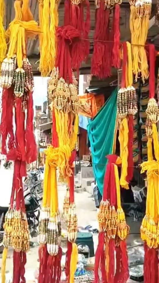 #रक्षाबंधन से पहले जारी बाजार में बढ़ी रौनक, राखियों की खरीदारी को उमड़ी भीड़
प्रयागराज के जारी बाजार में रक्षाबंधन पर्व को लेकर खरीदारी तेज हो गई है। बाजार में राखियों, मिठाइयों और आकर्षक उपहारों की दुकानों पर ग्राहकों की भीड़ उमड़ रही है। रंग-बिरंगी राखियों से सजी दुकानें बहनों और युवतियों को खूब आकर्षित कर रही हैं।
कई स्थानों पर महिलाओं ने अस्थायी स्टॉल लगाकर राखियों की बिक्री शुरू कर दी है। भाई-बहन के प्रेम के प्रतीक इस पर्व को लेकर लोगों में खासा उत्साह देखने को मिल रहा है..!
#HappyRakshaBandhan