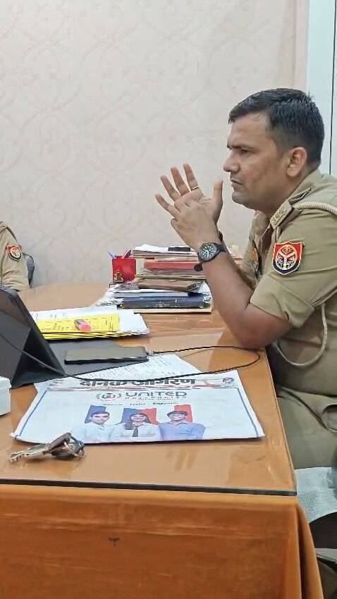 प्रयागराज पुलिस ने गंगा नदी में डूब रही एक लड़की को बचाया है। जानकारी के अनुसार प्रयागराज में इलाहाबाद हाई कोर्ट के एक अधिवक्ता की बेटी परिवार से झगड़ा करके यमुना नदी में कूद गई। जानकारी मिलते ही कीडगंज थाना प्रभारी प्रीतम तिवारी ने अपनी टीम को भेज कर जल पुलिस की मदद से लड़की को सकुशल नदी से निकलने में सफलता हासिल की। उन्होंने समझाया बेटा जीवन बहुत बड़ा है छोटे से विवाद में इतना बड़ा फैसला लेना गलत है। पिता ने थाना प्रभारी का आभार प्रकट करते हुए पुलिस को धन्यवाद कहा।
#prayagrajpolice