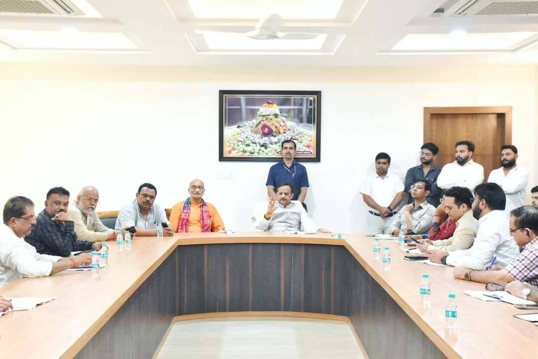 बाढ़ पीड़ितों को राहत राशि का तत्काल वितरण करें : उप मुख्यमंत्री श्री Rajendra Shukla
बीहर नदी तथा नालों को चौड़ा करके जल निकासी की दीर्घकालिक कार्य योजना बनाएं : उपमुख्यमंत्री
___________________________
उपमुख्यमंत्री श्री राजेंद्र शुक्ल ने सर्किट हाउस में आयोजित बैठक में रीवा शहर में बाढ़ की समस्या को दूर करने के लिए किए जा रहे हैं उपायों की समीक्षा की। उपमुख्यमंत्री ने कहा कि राजस्व अमला बाढ़ प्रभावित क्षेत्र का तत्काल सर्वे करके मकान, घरेलू सामग्री तथा अन्य नुकसान की रिपोर्ट तैयार कर पीड़ितों को राहत राशि का वितरण कराए। सर्वे का कार्य संवेदनशीलता से करें। उपमुख्यमंत्री ने कहा कि रीवा शहर को जल भराव और बाढ़ की समस्या से मुक्ति दिलाने के लिए दीर्घकालीन प्रयास करने की आवश्यकता है, इसके लिए बीहर नदी को चौड़ा करने तथा सभी नालों को चौड़ा करने के लिए दीर्घकालीन कार्य योजना बनाएं। शहर के बाहरी क्षेत्र से नदी की ओर आने वाले पानी को भी शहर के बाहर से ही नदी में मिलाने के लिए जल संरचना बनाएं। सभी नालों को राजस्व रिकॉर्ड में दर्ज करें तथा उनके किनारे के अतिक्रमण हटाए। कच्चे नालों को पक्का बनाने के लिए भी प्रस्ताव तैयार करें। जल संसाधन विभाग के बीहर नदी के छोटी पुल से करहिया पुल तक तथा करहिया पुल से बाईपास पुल तक नदी की चौड़ाई कम से कम 160 मीटर रखने की कार्य योजना बनाएं। इसके लिए नगर निगम, जल संसाधन विभाग, लोक निर्माण विभाग तथा मध्य प्रदेश सड़क विकास निगम के इंजीनियर मिलकर कार्य योजना तैयार करें। झिरिया नाले के नदी में मिलने से पहले आने वाले मोड को हटाकर नाले को सीधे नदी में मिलाएं जिससे पानी तेजी से नदी में जा सके। एनजीटी के प्रावधानों के अनुसार नदी से 30 मीटर तथा नाले से 9 मीटर की दूरी तक की सभी बाधाएं दूर करके उनके तटबंधों को सुरक्षित करें। शहर के नालों की बारिश से पहले पूरी साफ सफाई न होने से भी जल की निकासी में बाधा आई। आयुक्त नगर निगम नालों की सफाई का अभियान चलाएं। बीहर नदी में रिवर फ्रंट का निर्माण होने से इससे लगे हुए बस्तियों में बाढ़ का प्रकोप नहीं हुआ। यदि छोटी पुल के आगे दोनों ओर रिवर फ्रंट का निर्माण कर दिया जाए तो पद्मधर कॉलोनी में बाढ़ से राहत मिल सकती है।
बैठक में नगर निगम अध्यक्ष श्री वेंकटेश पांडेय तथा जिला भाजपा अध्यक्ष श्री वीरेंद्र गुप्ता ने बाढ़ की समस्या को दूर करने के संबंध में उपयोगी सुझाव दिए। बैठक में आयुक्त नगर निगम अक्षत जैन ने बाढ़ राहत कार्यों की जानकारी दी। बैठक में अपर कलेक्टर श्रीमती सपना त्रिपाठी ने बताया कि रीवा शहर और जिले भर में बाढ़ से प्रभावित क्षेत्रो का सर्वे शुरू कर दिया गया है। ग्राम भटलों में 600 घरों तथा रीवा शहर के निपानिया मोहल्ले में प्रभावित घरों का सर्वे हो गया है। सर्वे का कार्य तीन दिनों में पूरा करके राजस्व परिपत्र के प्रावधान कें अनुरूप राहत राशि का वितरण किया जाएगा। बैठक में पार्षद श्री दीनानाथ वर्मा, श्री राजेश पांडेय, श्री विवेक दुबे, श्री केके गर्ग, एसडीएम हुजूर डॉ अनुराग तिवारी, तहसीलदार अनुपम पांडे, जल संसाधन विभाग के कार्य पालन यंत्री , नगर निगम के इंजीनियर तथा अन्य अधिकारी उपस्थित रहे।
CM Madhya Pradesh Dr Mohan Yadav Jansampark Madhya Pradesh
#Rewa #रीवा
