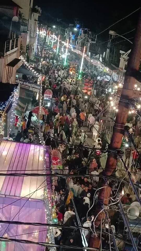 सितारगंज में बारह वफात पर बड़ी मात्रा में सर्वधर्म समाज के लोग रोशनी देखने पहुंचे। पार्ट 2