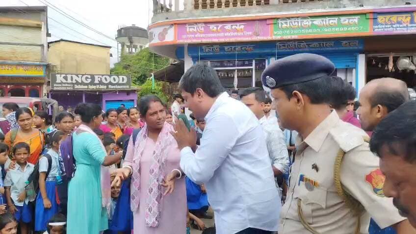 শিক্ষক সংকটে আয়া দিয়ে চলছে স্কুল, মাত্র তিন শিক্ষকেই সামলাতে হচ্ছে পড়াশোনা প্রাতঃবিভাগ,।
শিক্ষক সংকটে কার্যত অচল হয়ে পড়েছে মেলাঘর দ্বাদশ শ্রেণি বিদ্যালয়ের প্রাতঃবিভাগ এমনই অভিযোগ তুলে ক্ষোভে ফেটে পড়লেন অভিভাবক ও ছাত্রছাত্রীরা। পর্যাপ্ত শিক্ষক নিয়োগের দাবিতে মেলাঘর নেতাজির চৌমুহনী মেলাঘর টু আগরতলা মূল সড়ক অবরোধ করে বিক্ষোভ দেখান তাঁরা।
অভিভাবক ও ছাত্রছাত্রীদের অভিযোগ, দীর্ঘদিন ধরে বিদ্যালয়ে তীব্র শিক্ষক সংকট চলছে। বর্তমানে প্রাতঃবিভাগে মাত্র তিনজন শিক্ষক রয়েছেন। এত কম সংখ্যক শিক্ষক দিয়ে বিপুল সংখ্যক ছাত্রছাত্রীর পড়াশোনা চালানো কার্যত অসম্ভব হয়ে পড়েছে। অভিযোগ, শিক্ষক সংকটের কারণে বিদ্যালয়ের বিভিন্ন কাজেও আয়ার ওপর নির্ভর করতে হচ্ছে।
শিক্ষক স্বল্পতার কারণে নিয়মিত পঠন-পাঠন ব্যাহত হচ্ছে বলেও অভিযোগ অভিভাবকদের। তাঁদের দাবি, সন্তানদের ভবিষ্যতের কথা মাথায় রেখে অবিলম্বে বিদ্যালয়ে পর্যাপ্ত সংখ্যক শিক্ষক নিয়োগ করতে হবে।
অভিভাবকদের আরও অভিযোগ, বারবার সংশ্লিষ্ট কর্তৃপক্ষের দৃষ্টি আকর্ষণ করা হলেও সমস্যার স্থায়ী সমাধান হয়নি। ফলে বাধ্য হয়েই ছাত্রছাত্রী ও অভিভাবকদের রাস্তায় নামতে হয়েছে।অবরোধের জেরে মেলাঘর নেতাজির চৌমুহনী এলাকায় যান চলাচলে কিছুটা বিঘ্ন ঘটে।“অবরোধের ফলে মেলাঘর নেতাজির চৌমুহনী এলাকায় কিছুটা যানজটের সৃষ্টি হয়। খবর পেয়ে ঘটনাস্থলে পৌঁছায় মেলাঘর থানার পুলিশ।পরে আলোচনার পর পুলিশের পক্ষ থেকে সমস্যা সমাধানের আশ্বাস দেওয়া হলে অবশেষে অবরোধ প্রত্যাহার করে নেন অভিভাবক ও ছাত্রছাত্রীরা।